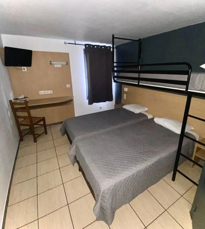 Bed in Confort Hôtel