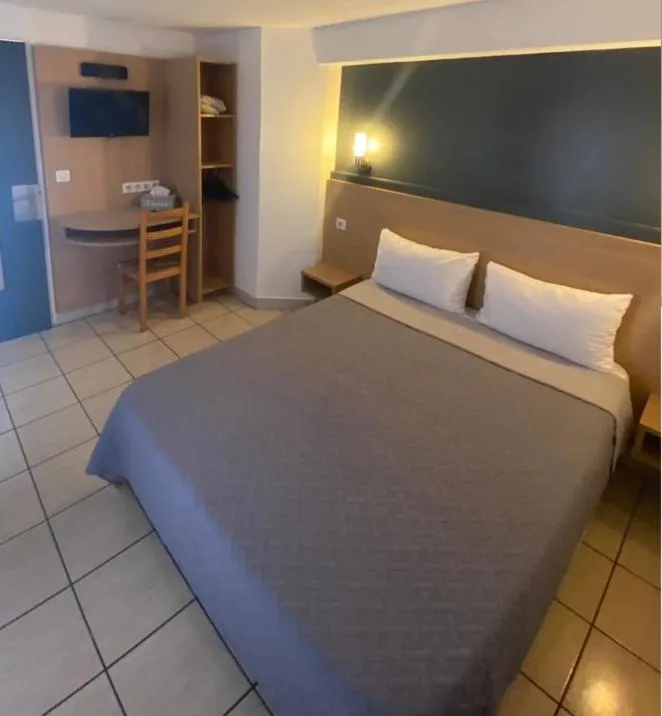 Bed in Confort Hôtel