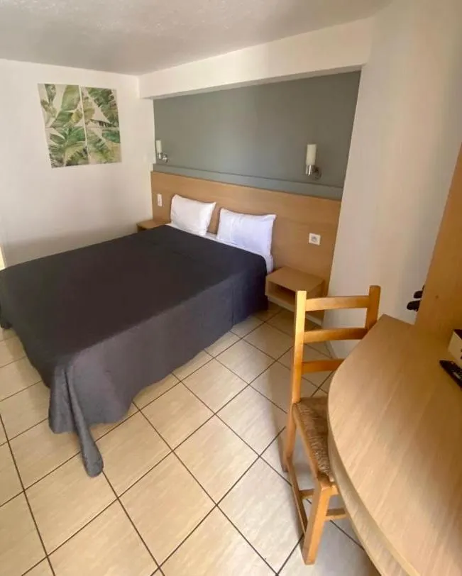 Bed in Confort Hôtel