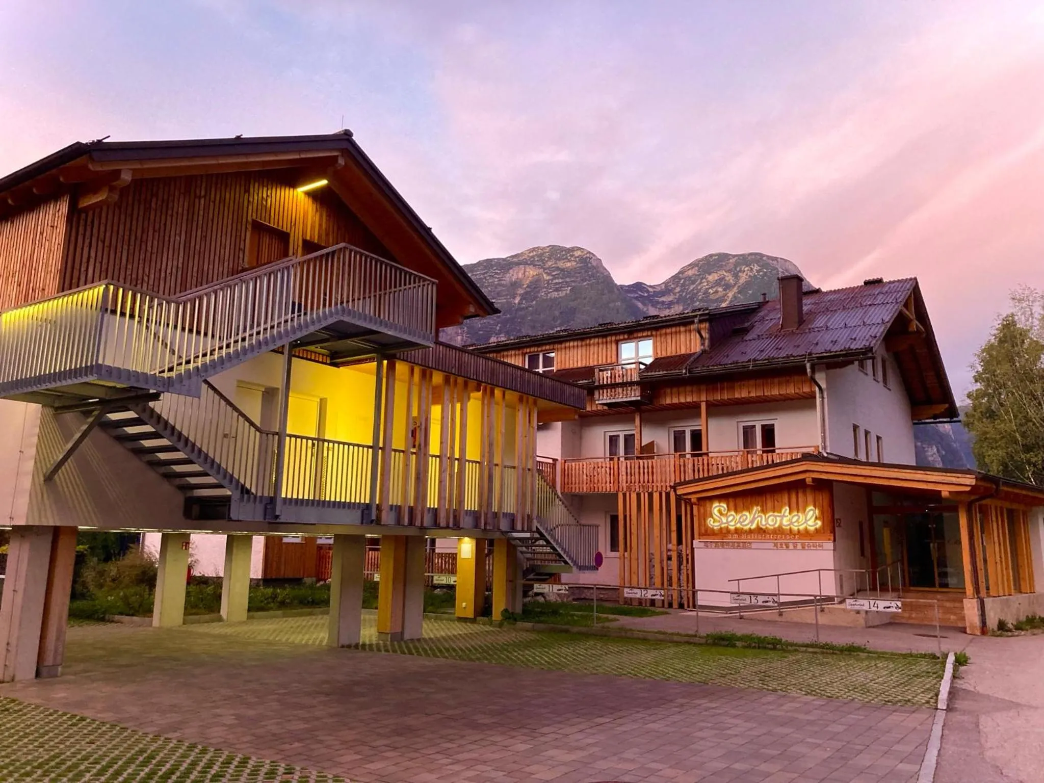 Property building in Seehotel am Hallstättersee modern rooms