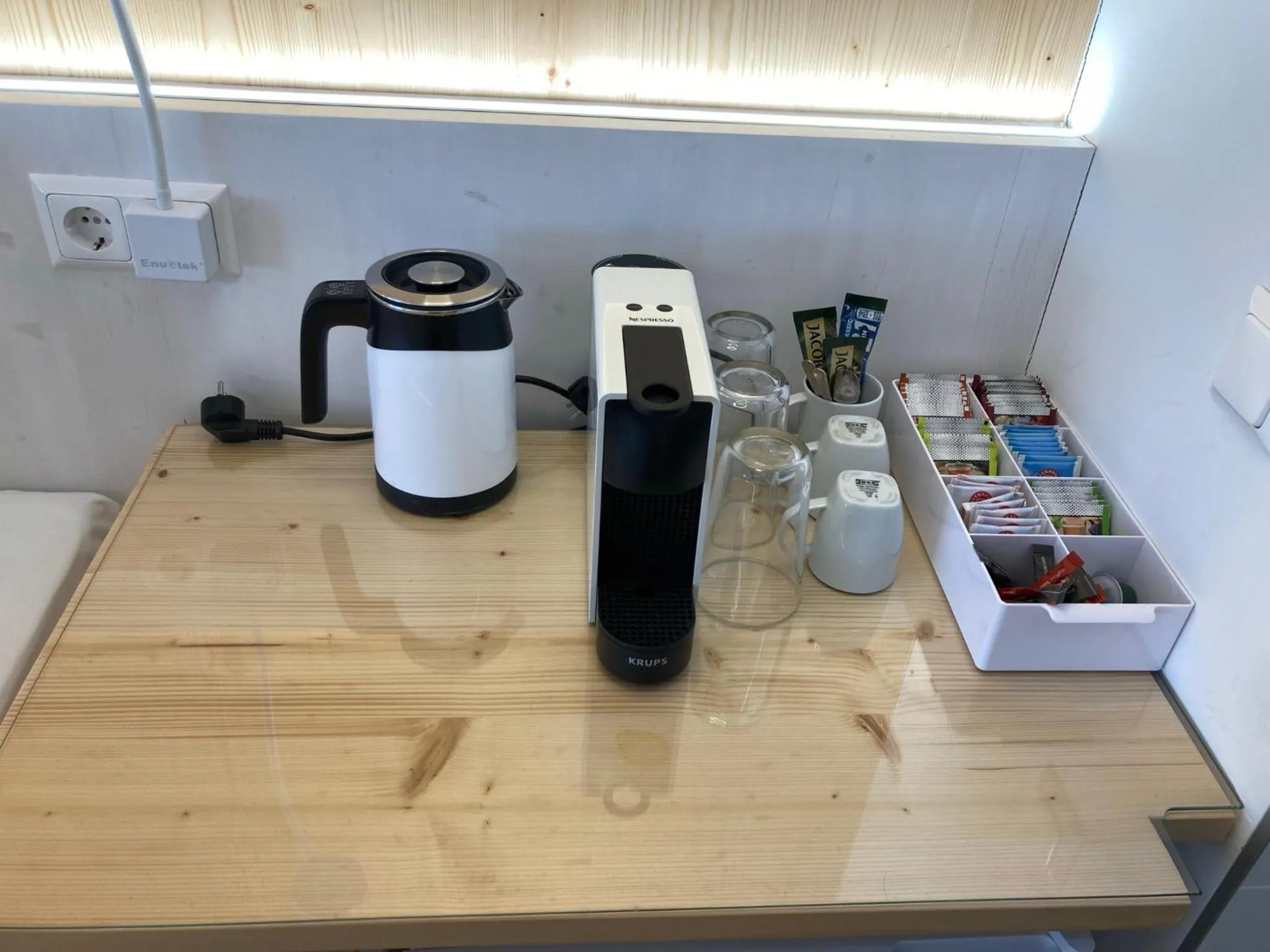 Coffee/tea facilities in Seehotel am Hallstättersee modern rooms