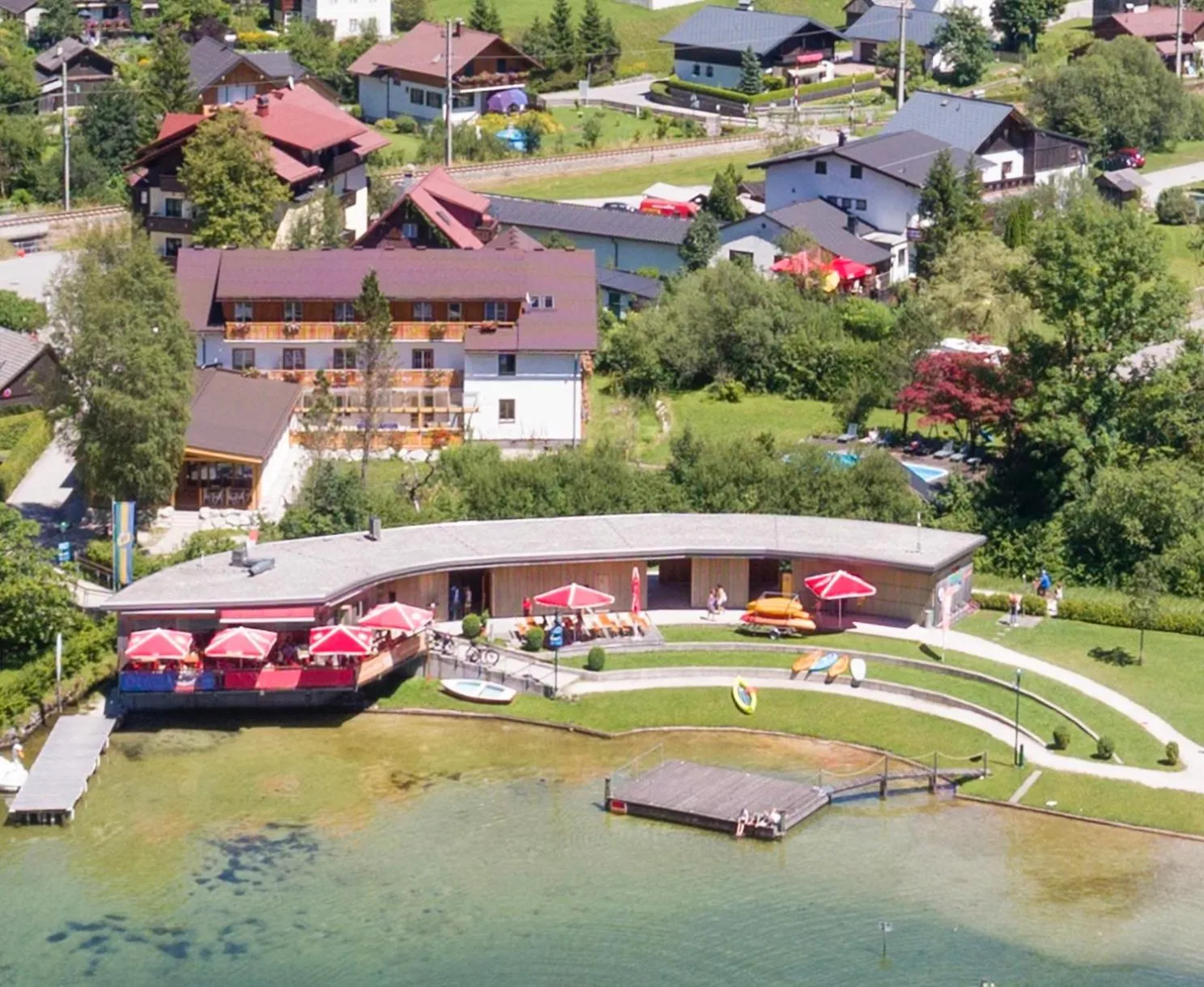 Property building in Seehotel am Hallstättersee modern rooms