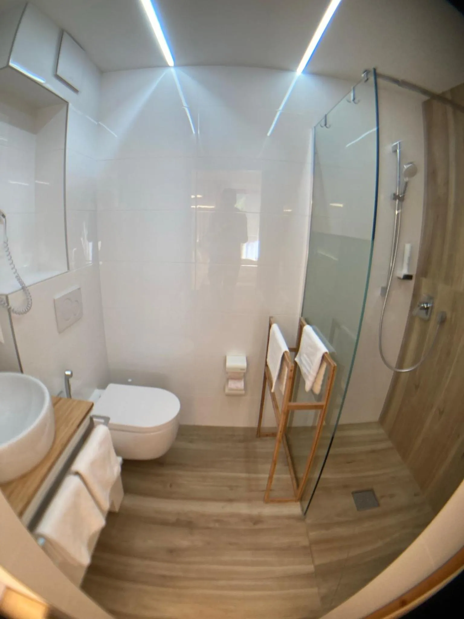 Bathroom in Seehotel am Hallstättersee modern rooms
