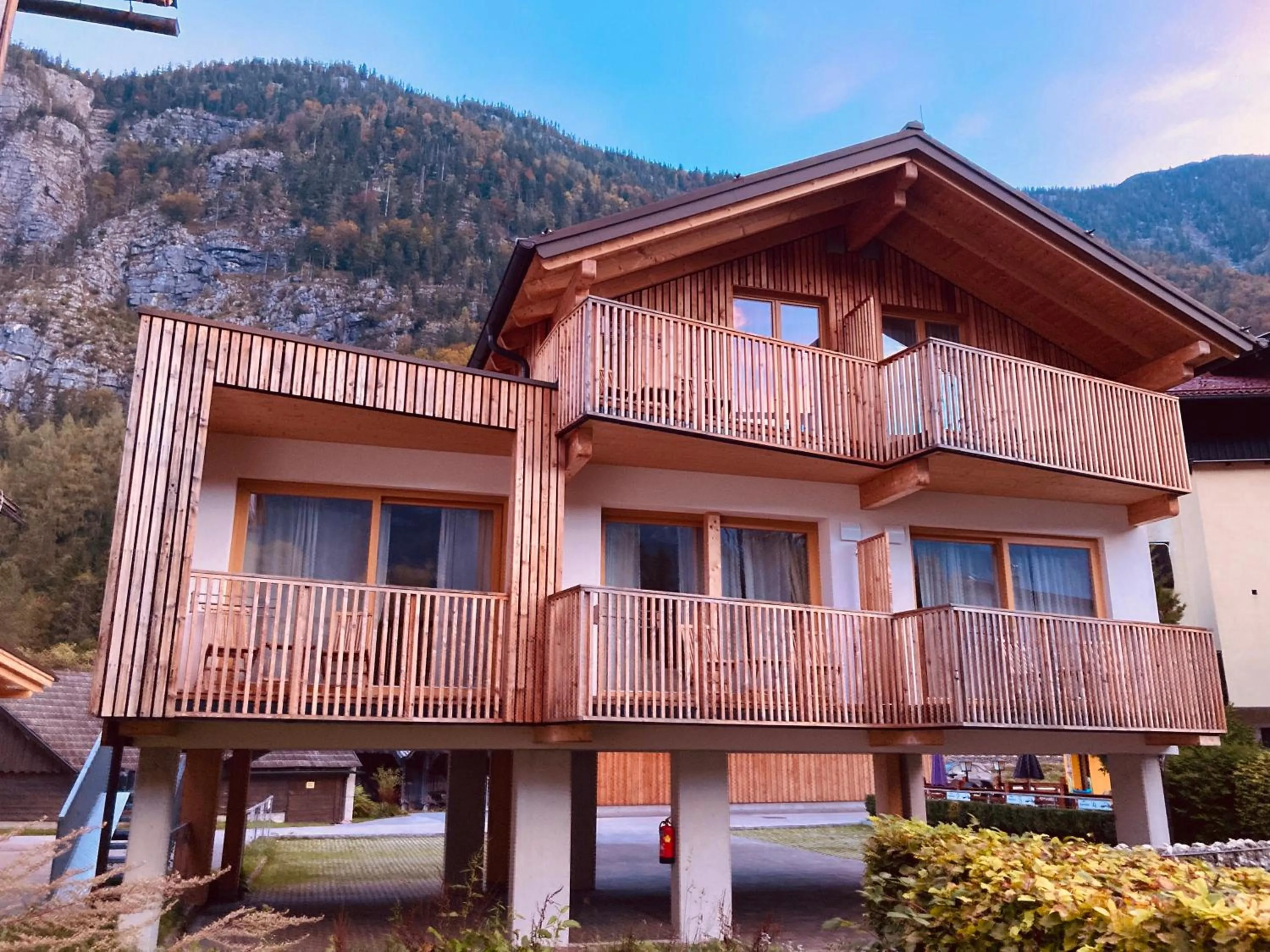 Property building in Seehotel am Hallstättersee modern rooms