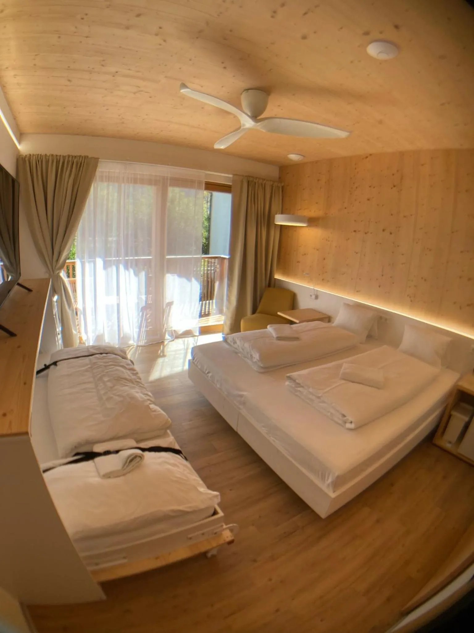 Bed in Seehotel am Hallstättersee modern rooms