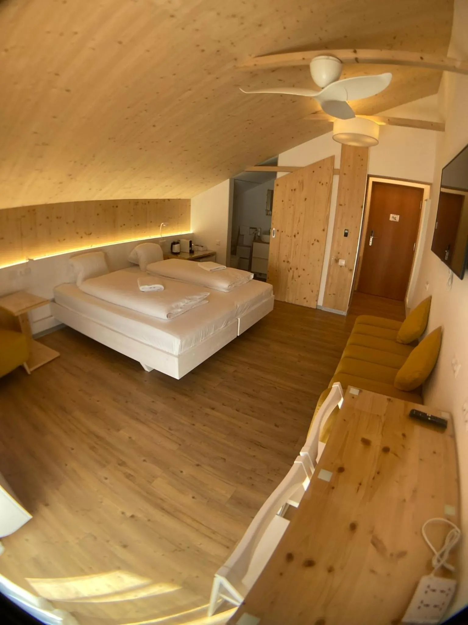 Bed in Seehotel am Hallstättersee modern rooms