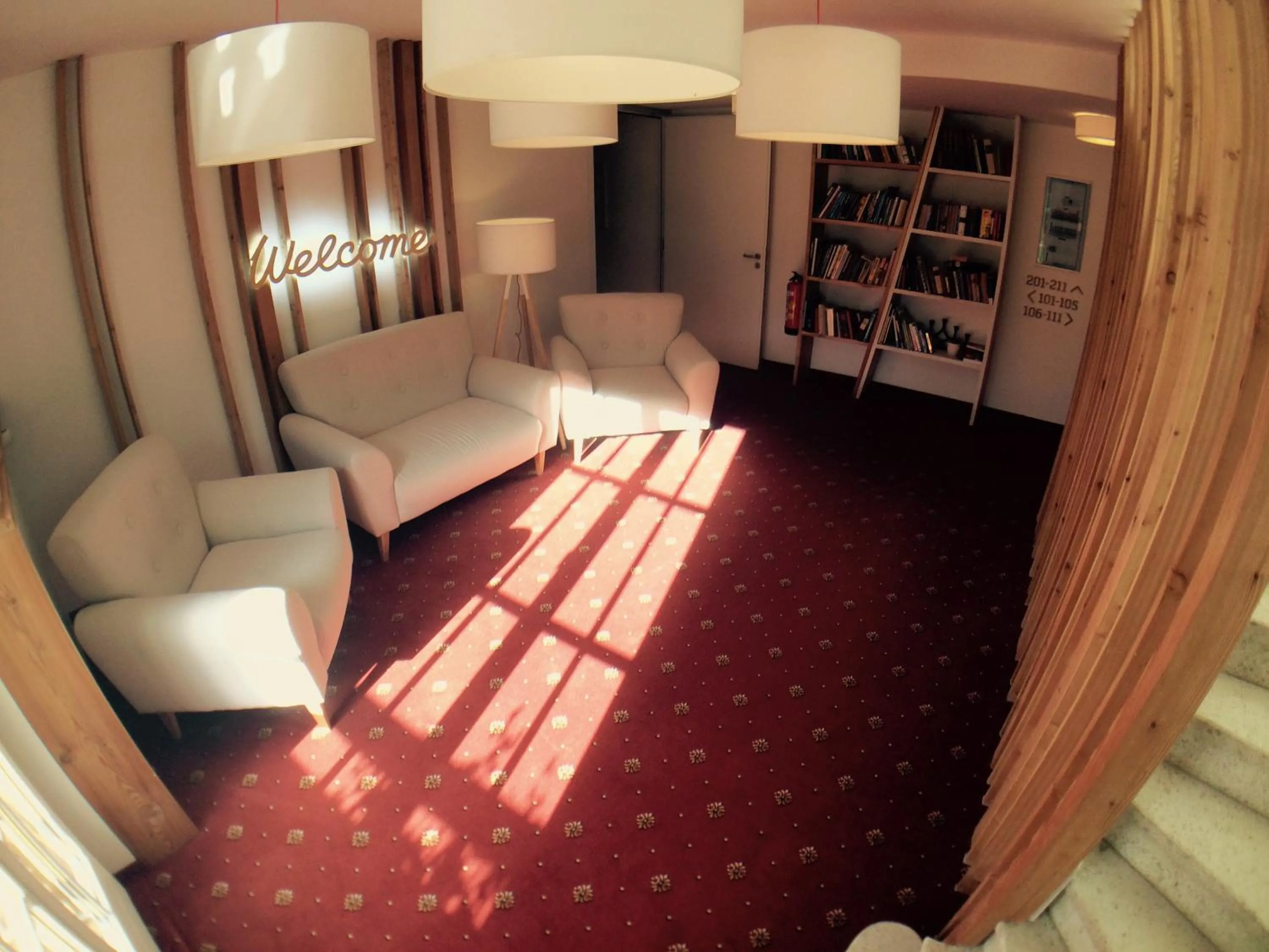 Library in Seehotel am Hallstättersee modern rooms