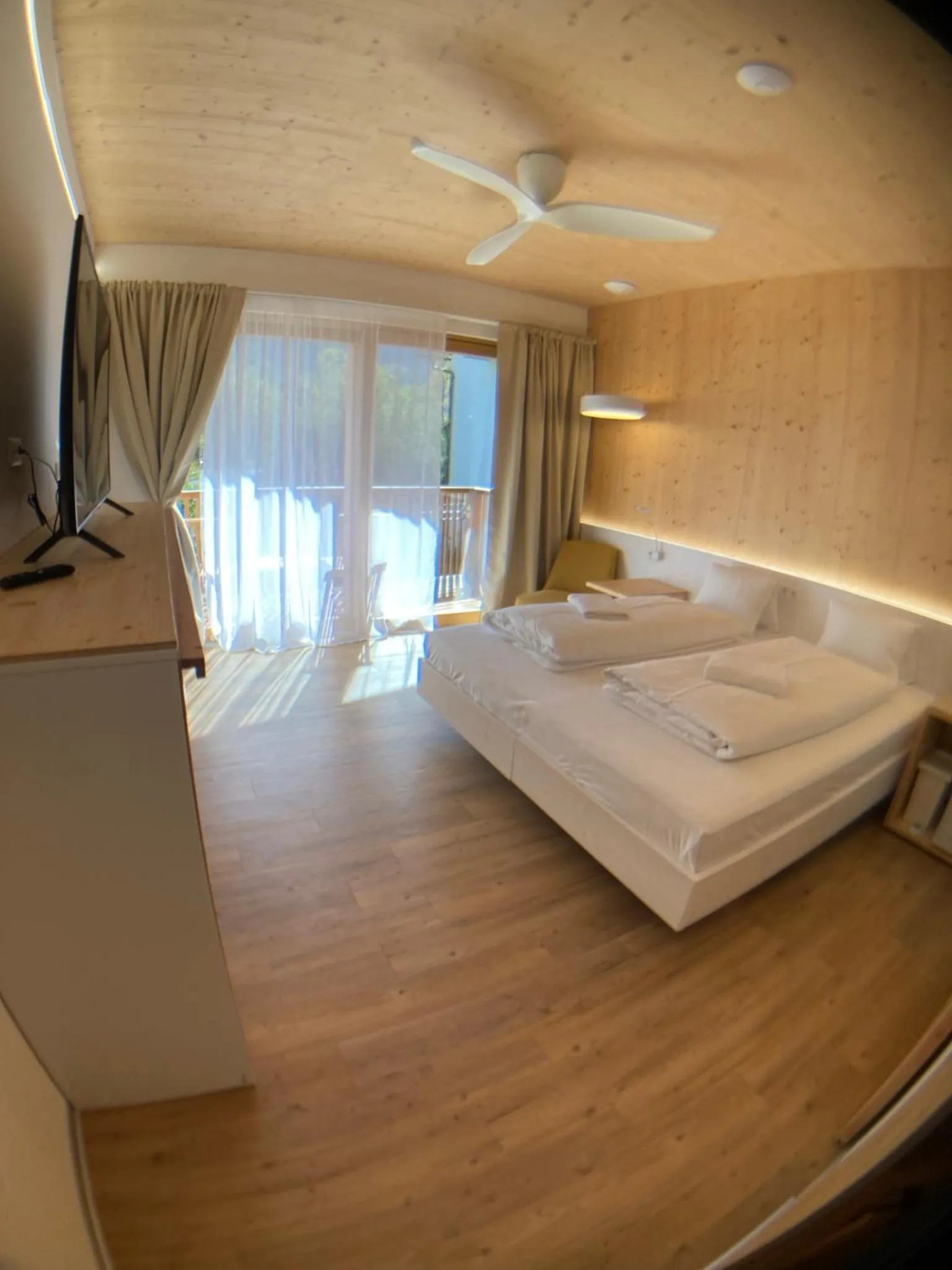 Bed in Seehotel am Hallstättersee modern rooms