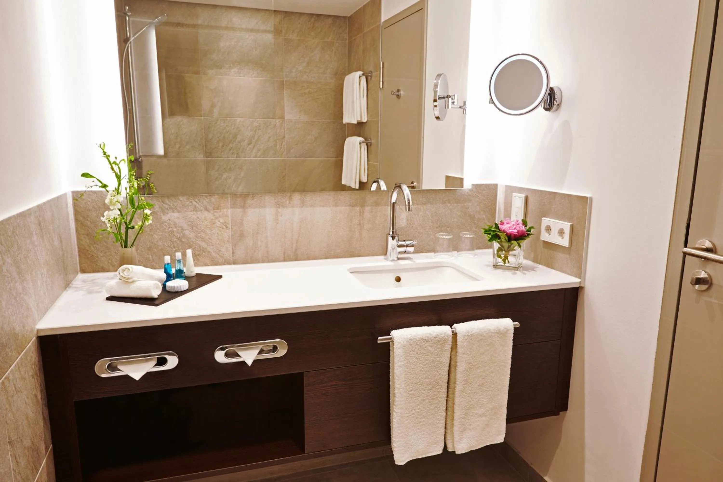 Bathroom in Steigenberger Hotel Köln