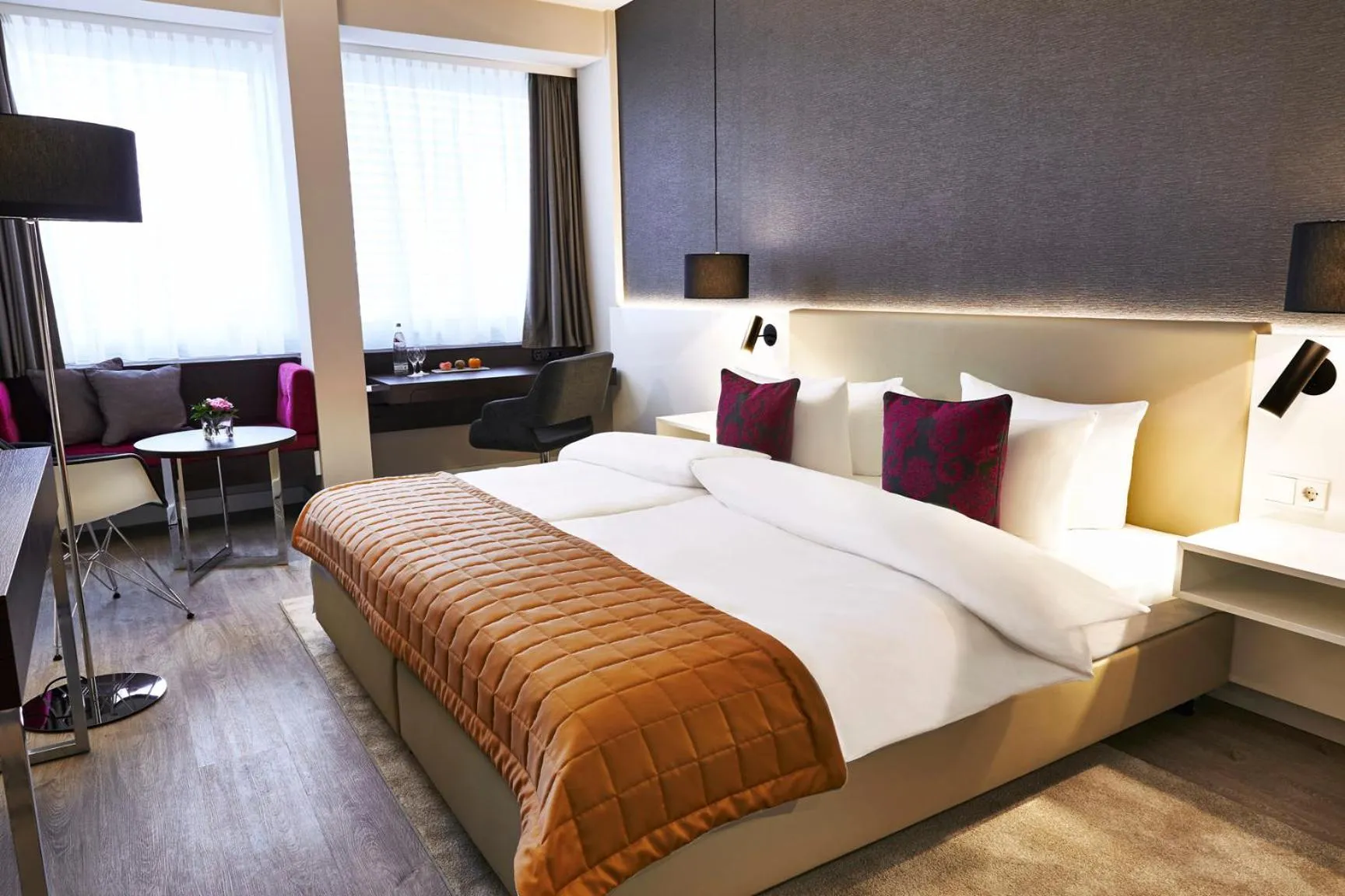 Photo of the whole room, Bed in Steigenberger Hotel Köln