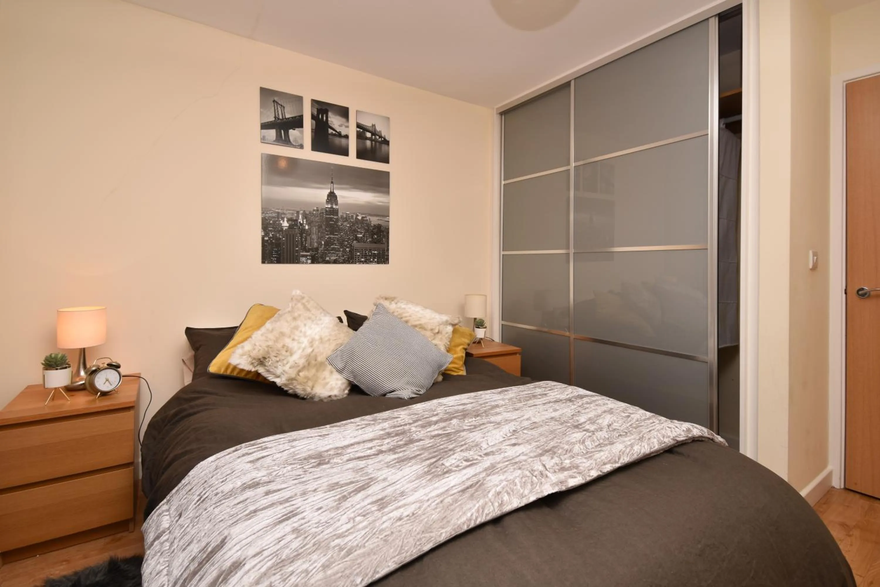 Bed in The Hub - Spacious, bright and modern with free parking