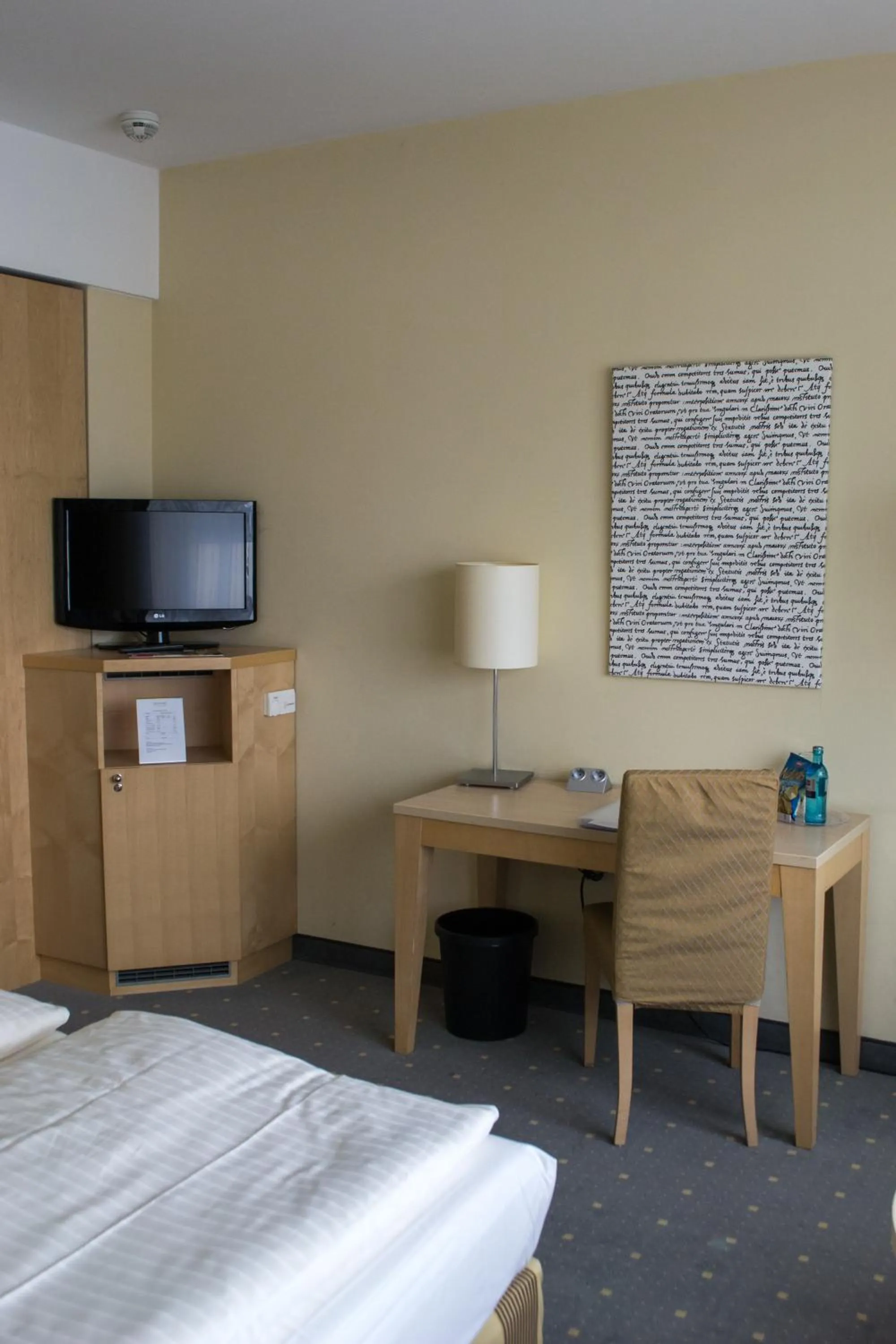 Photo of the whole room, TV/Entertainment Center in Relexa Hotel Ratingen City