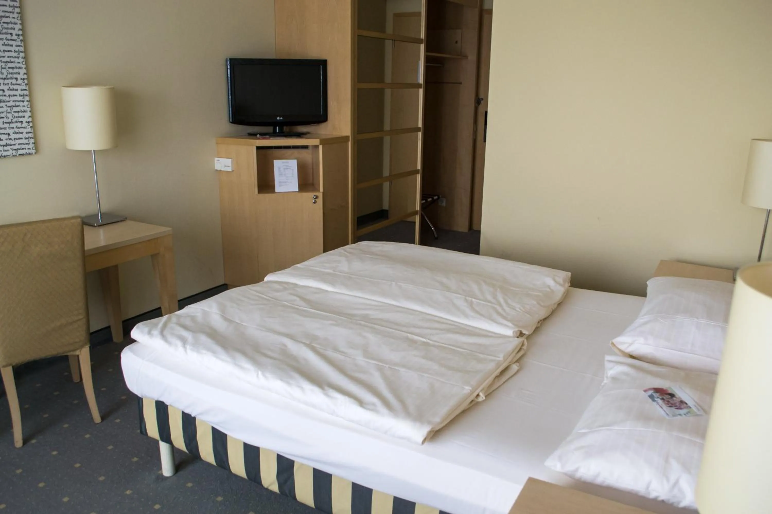 Bed, TV/Entertainment Center in Relexa Hotel Ratingen City