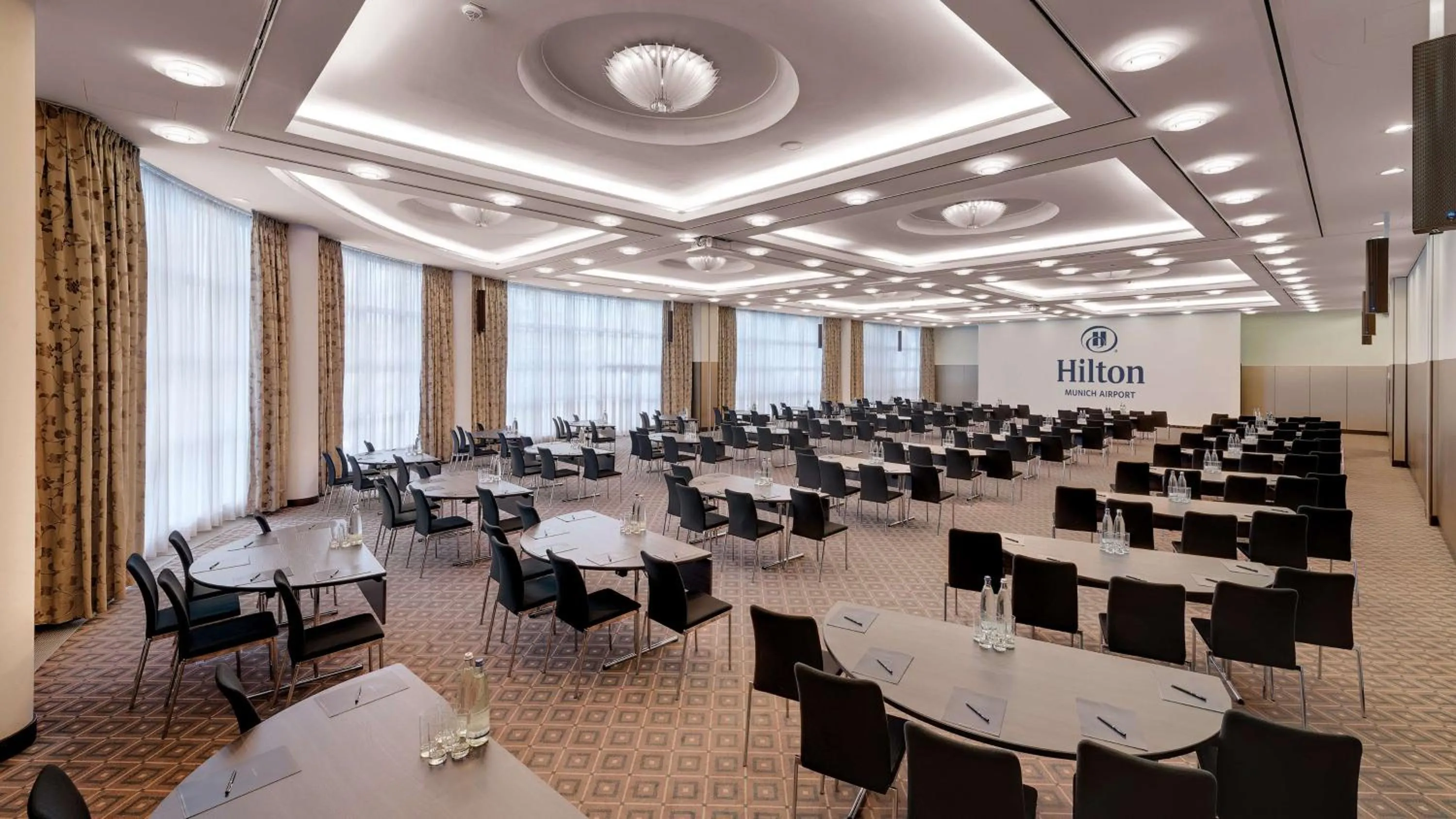 Dining area in Hilton Munich Airport