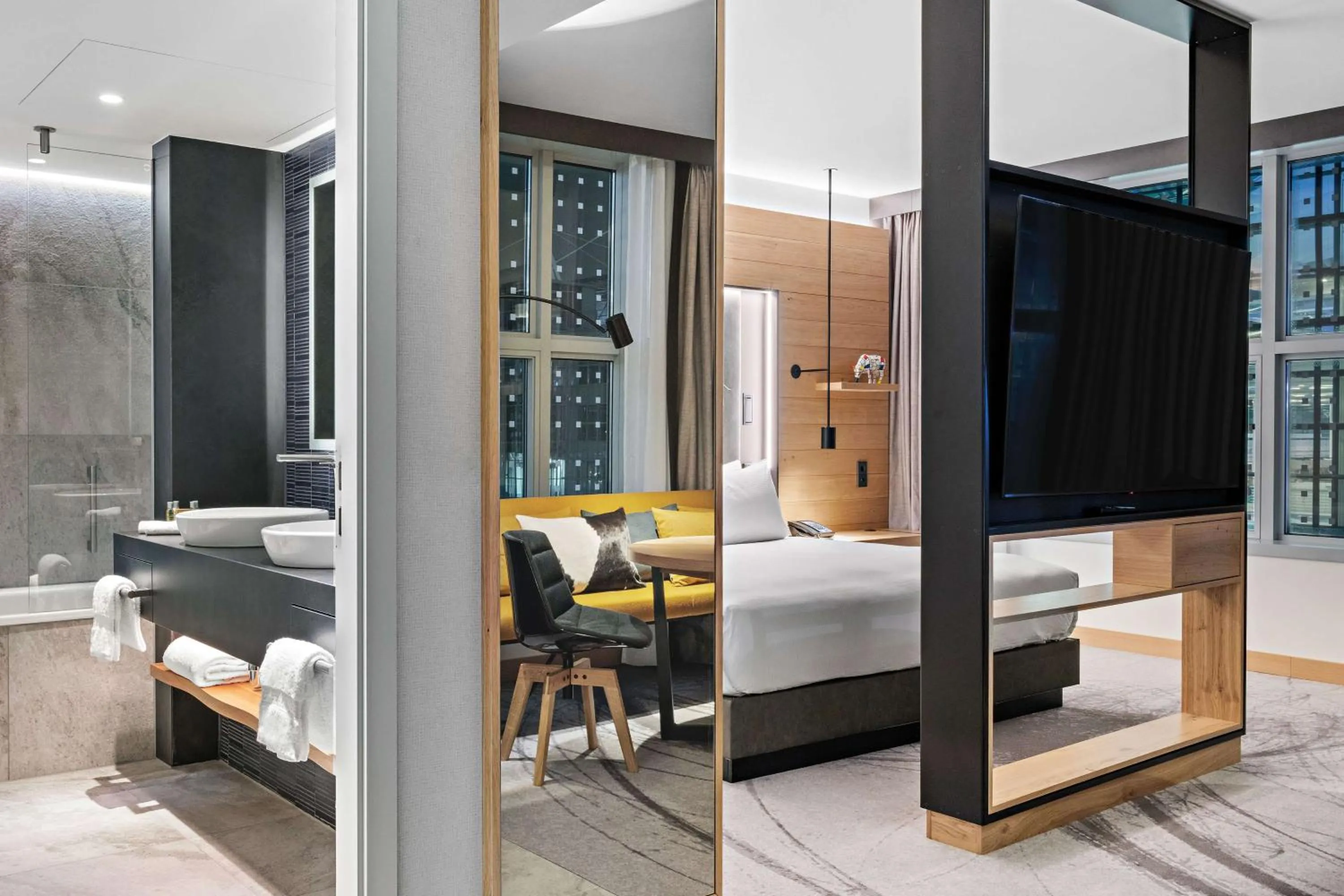 TV and multimedia, Bed in Hilton Munich Airport