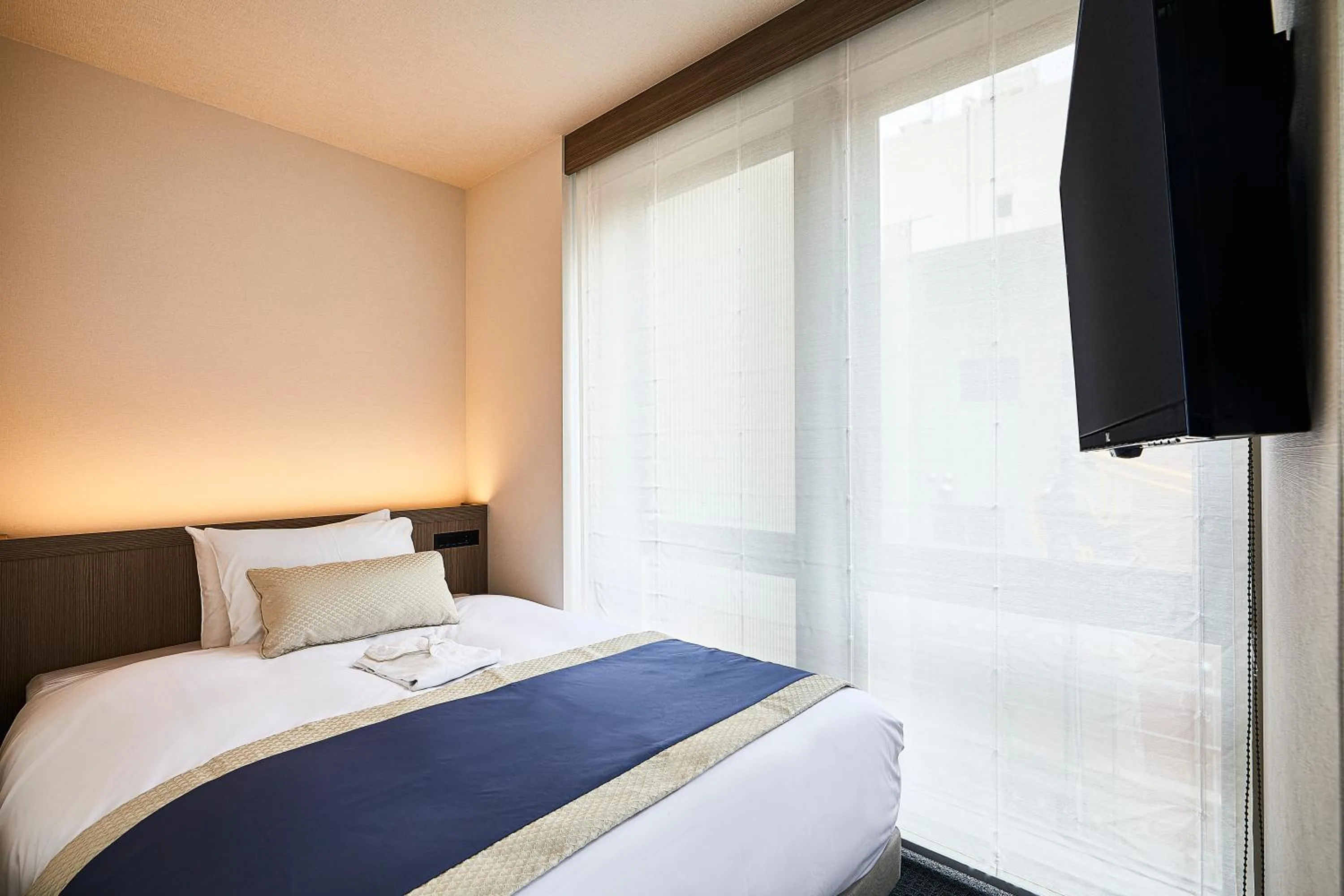 Bed in The Gate Hotel Kyoto Takasegawa by Hulic