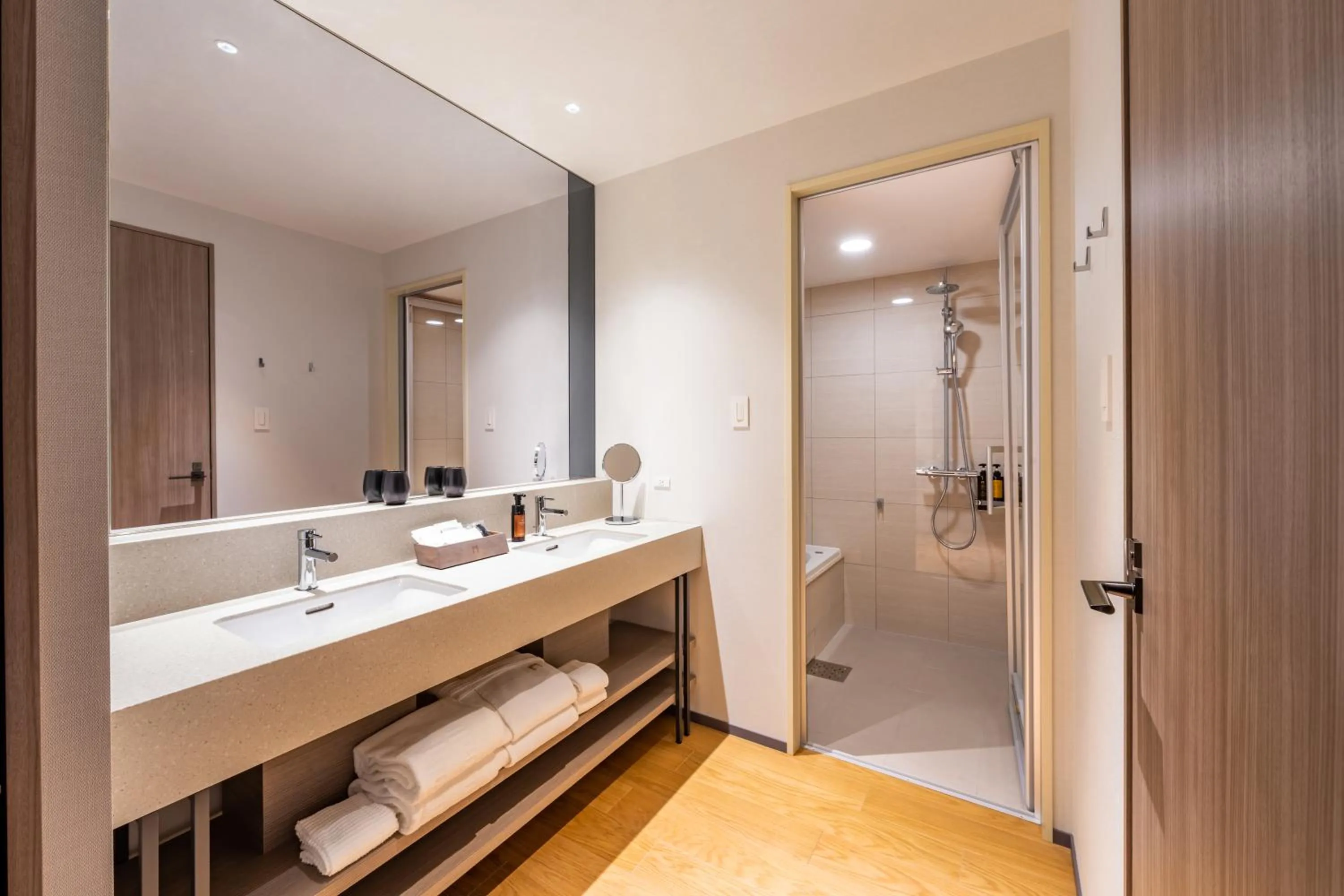 Shower in The Gate Hotel Kyoto Takasegawa by Hulic