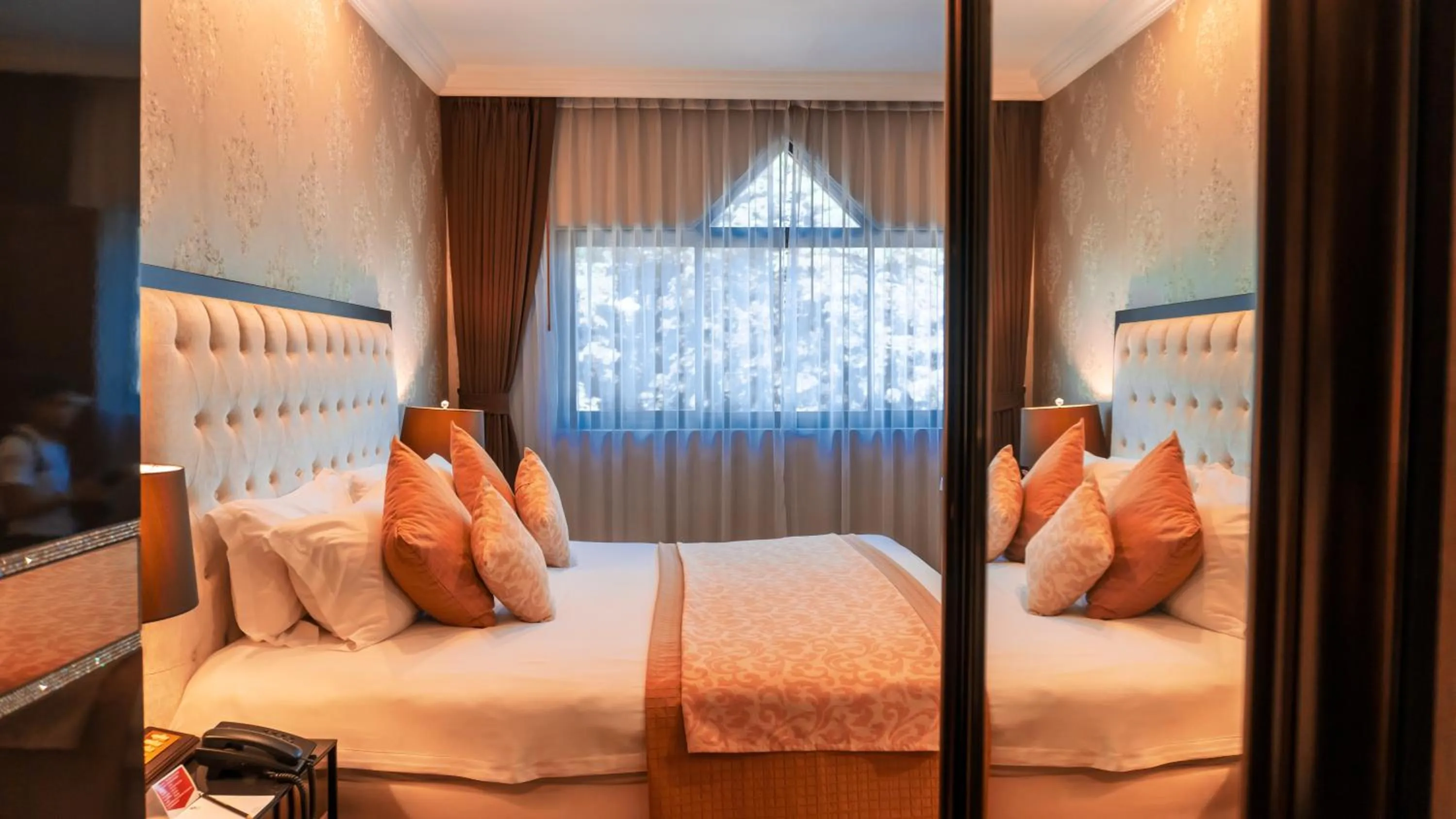 Bed in LAOTEL VIENTIANE