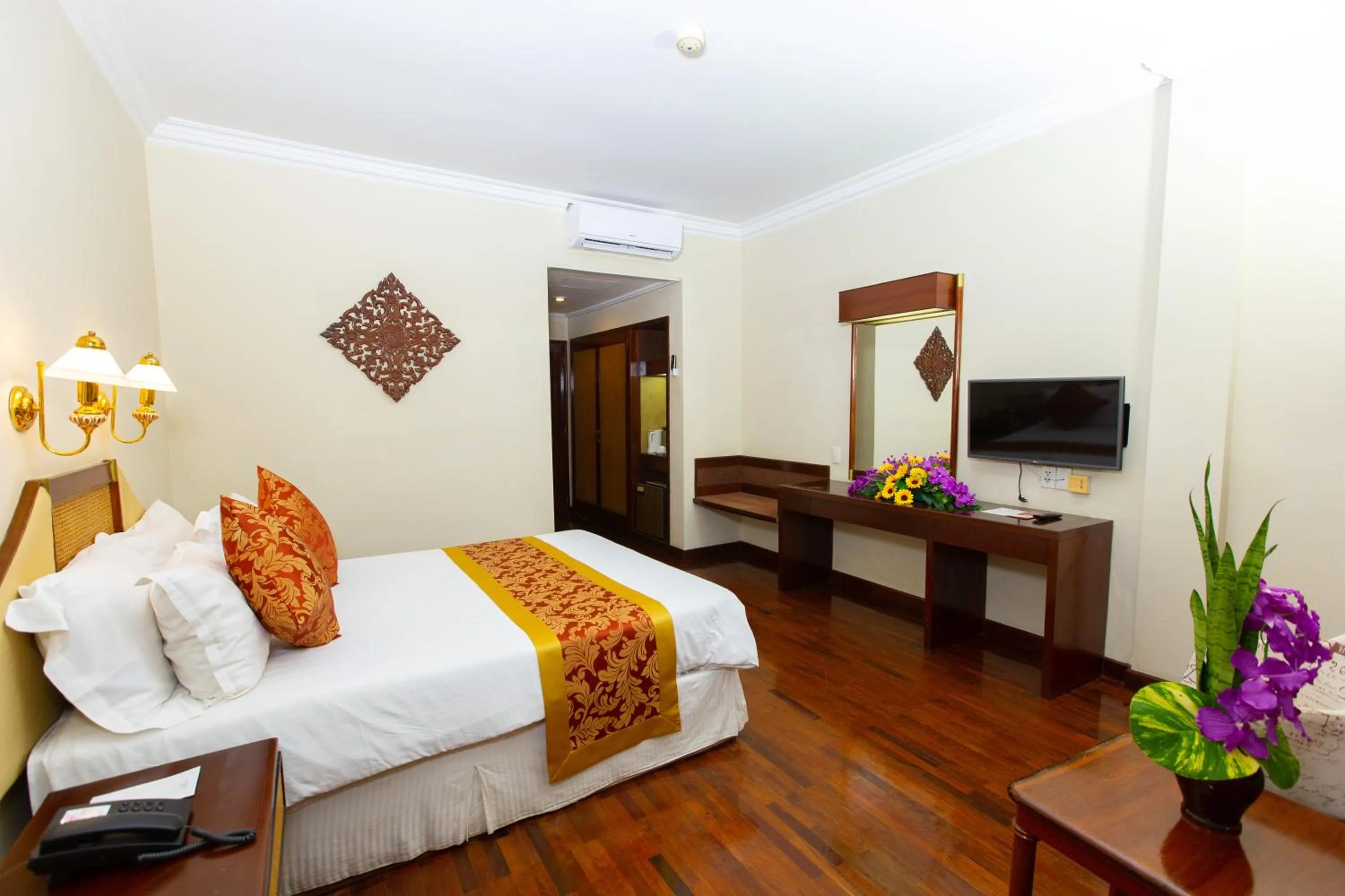 Bed in LAOTEL VIENTIANE