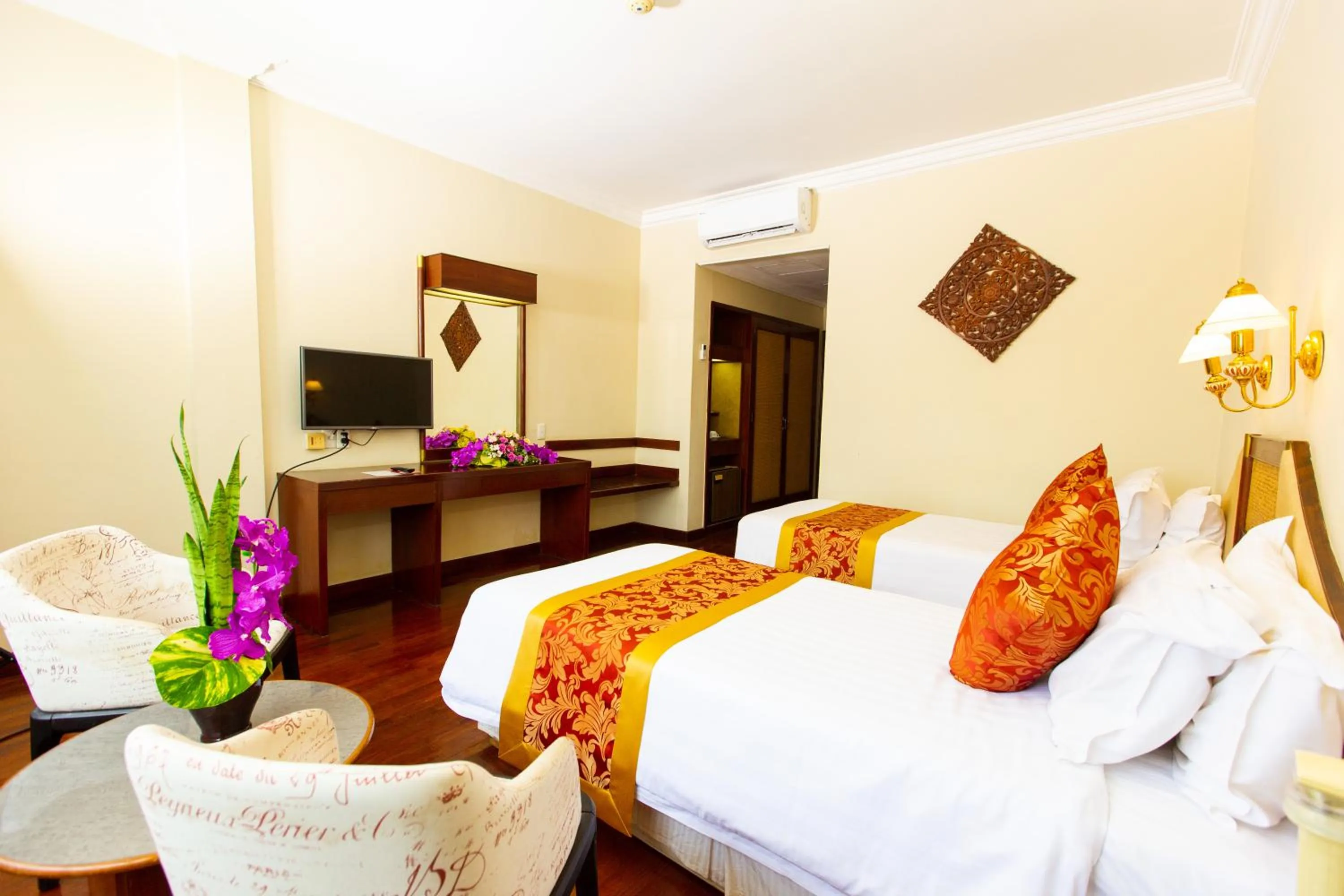 Bed in LAOTEL VIENTIANE