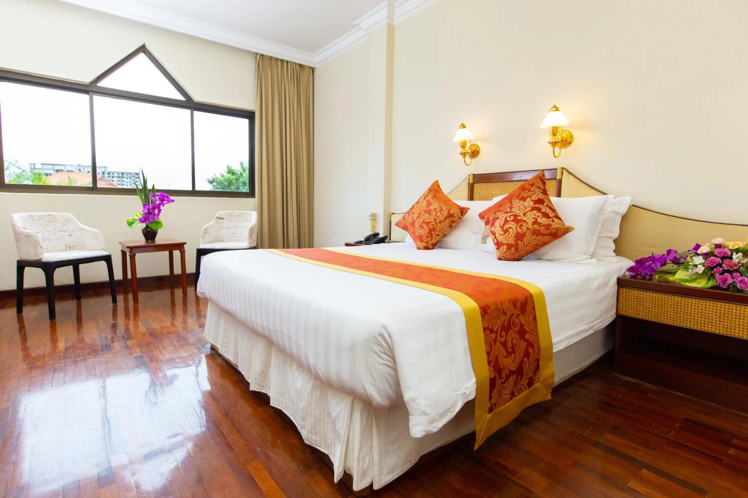 Bed in LAOTEL VIENTIANE