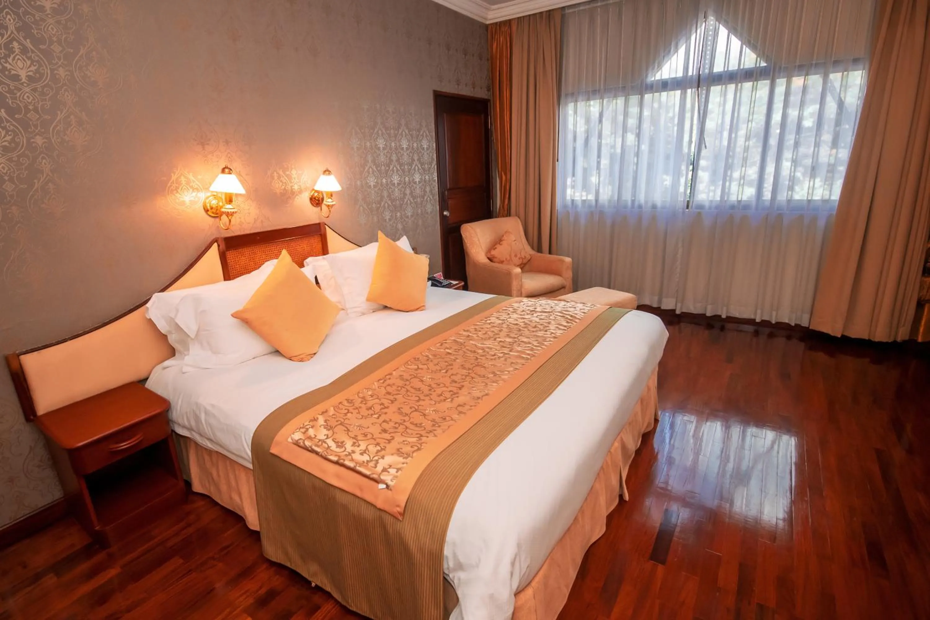 Bed in LAOTEL VIENTIANE