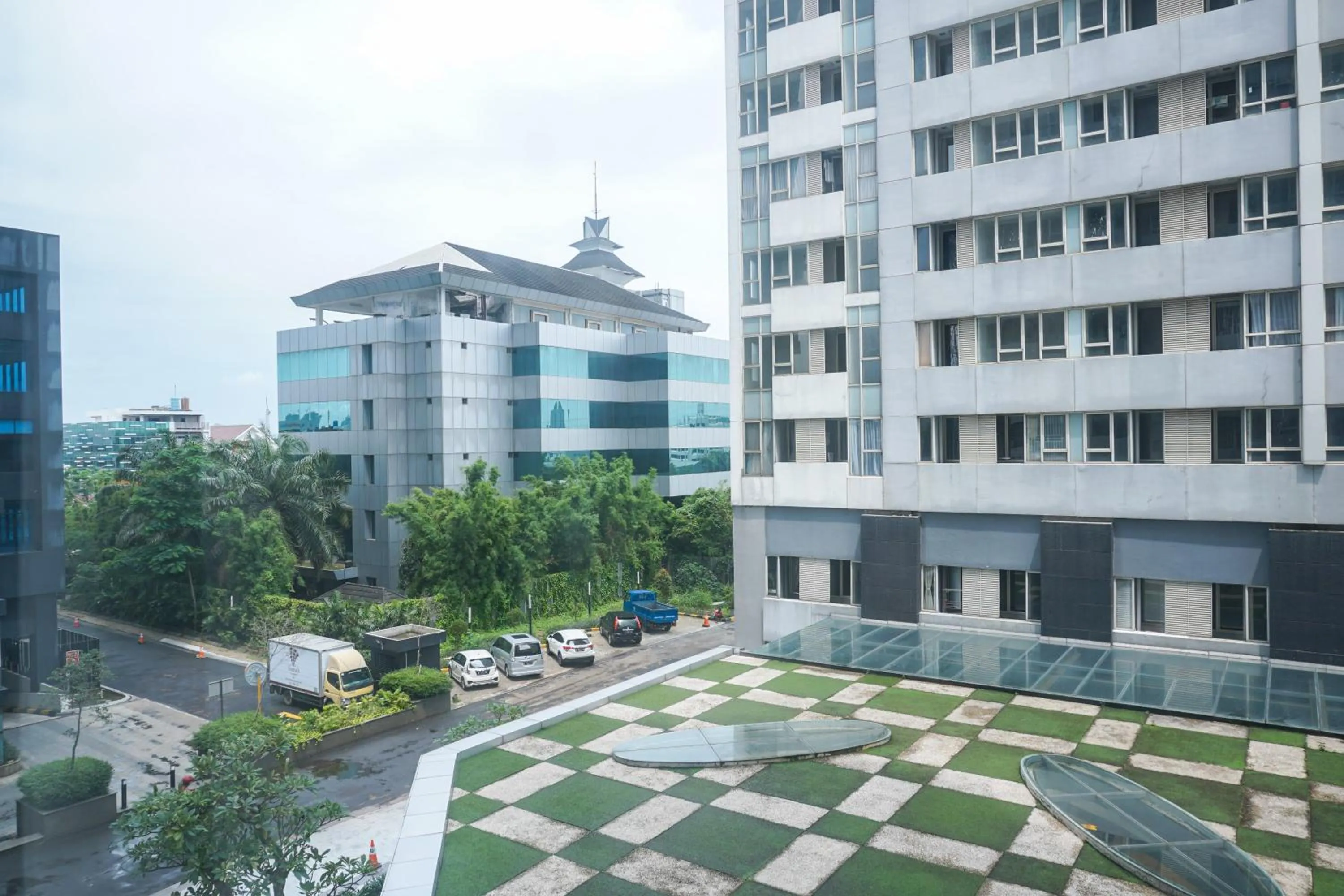 Elegant Studio Apartment at Nifarro Park By Travelio