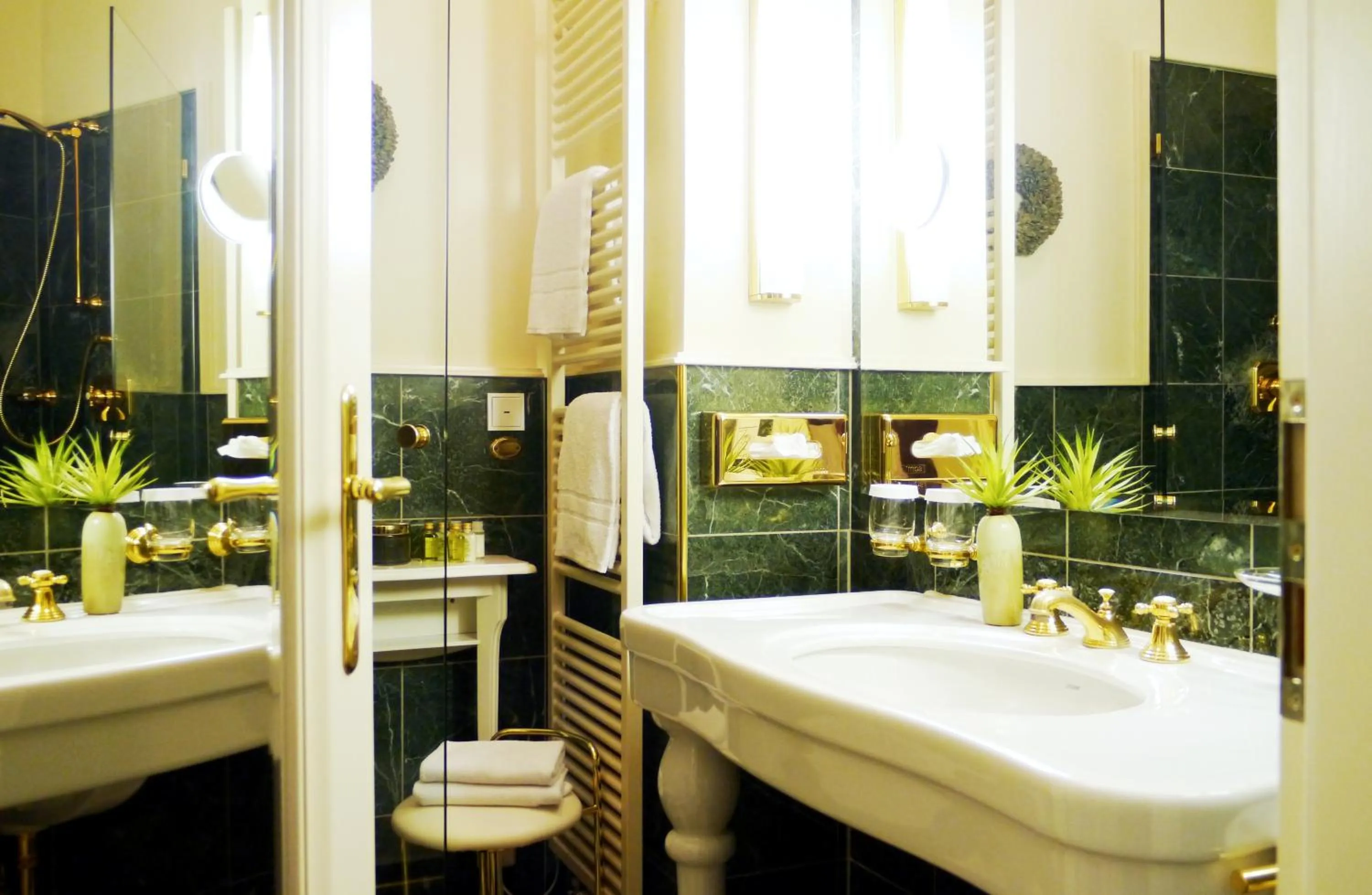 Bathroom in Romantik Hotel Das Lindner