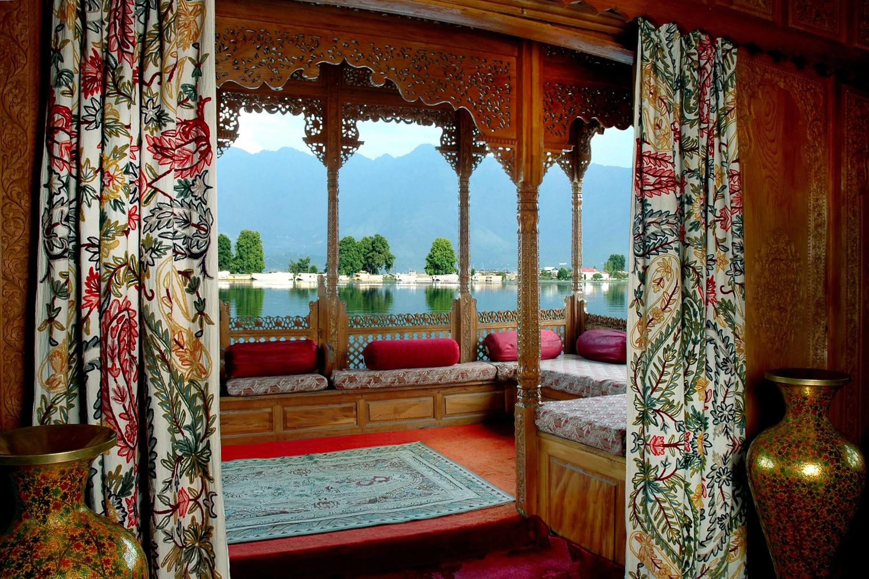 Lobby or reception, Bed in WelcomHeritage Gurkha Houseboats