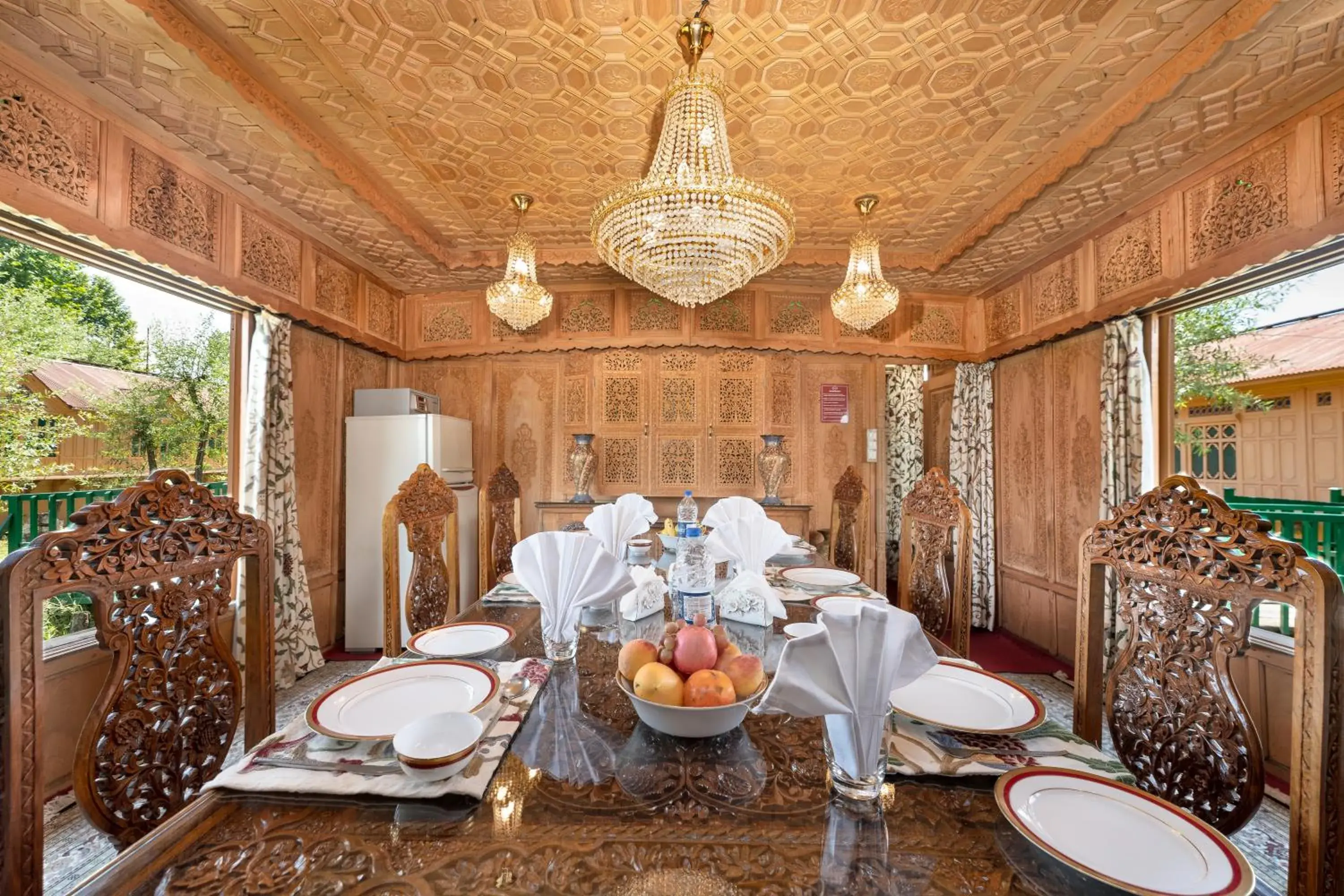 Restaurant/places to eat in WelcomHeritage Gurkha Houseboats Restaurant/places to eat in WelcomHeritage Gurkha Houseboats