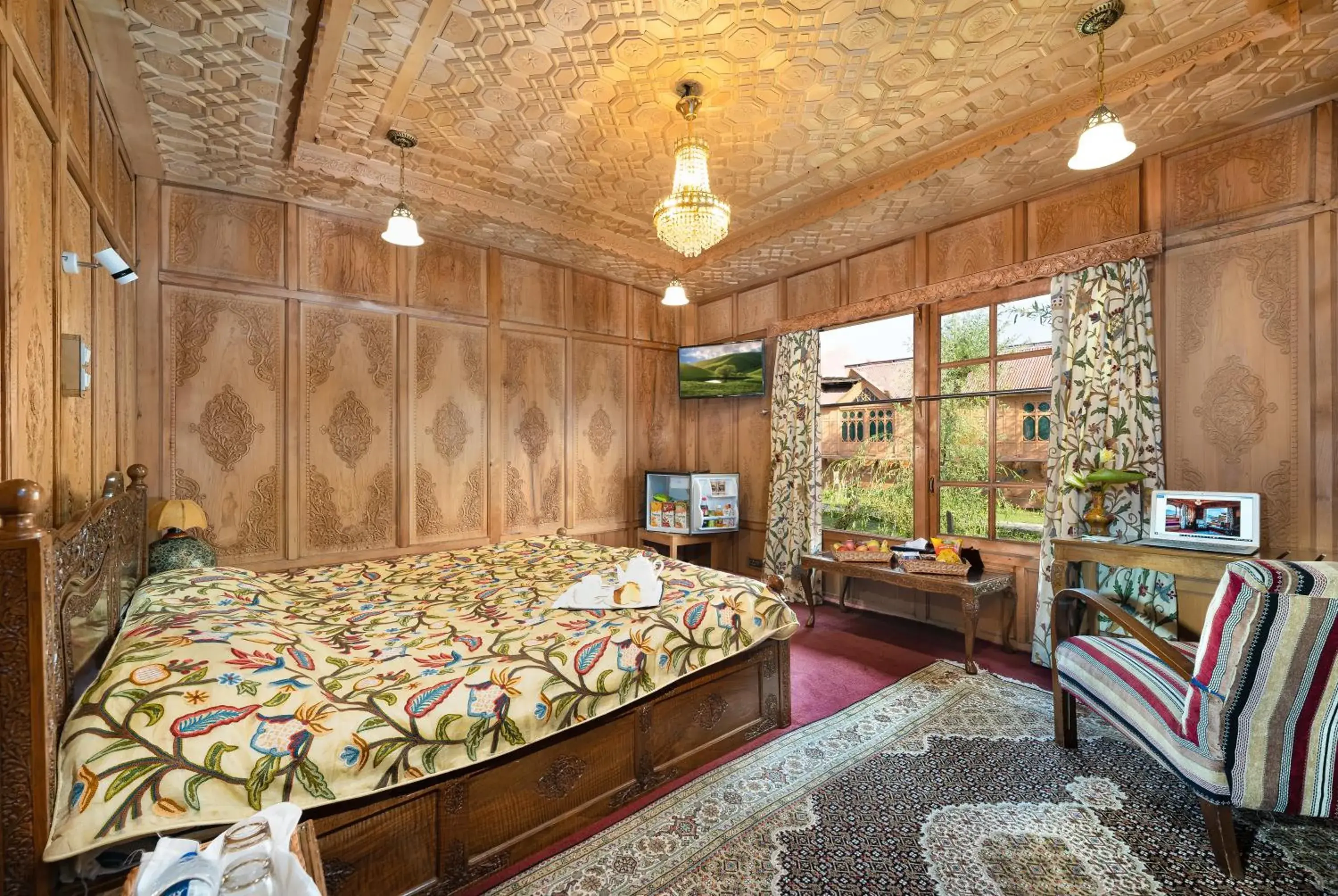 Bed in WelcomHeritage Gurkha Houseboats Bed in WelcomHeritage Gurkha Houseboats