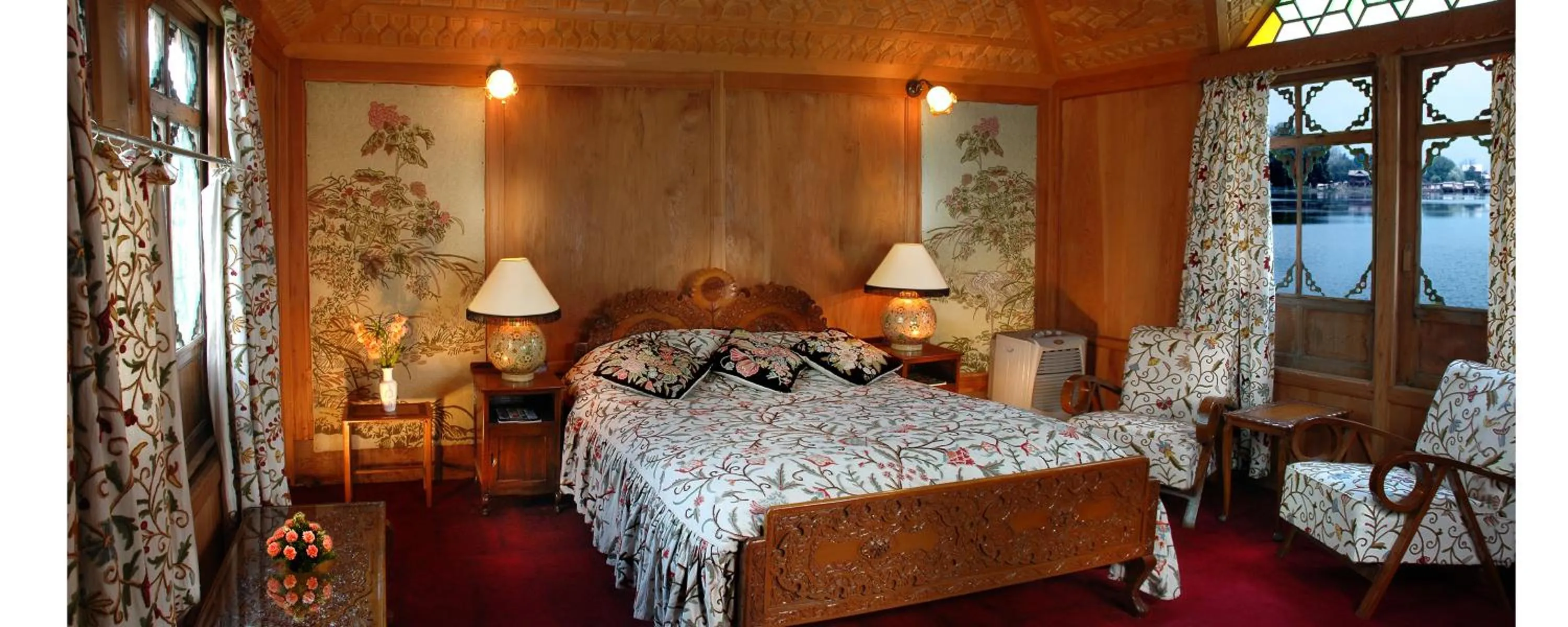 Bed in WelcomHeritage Gurkha Houseboats