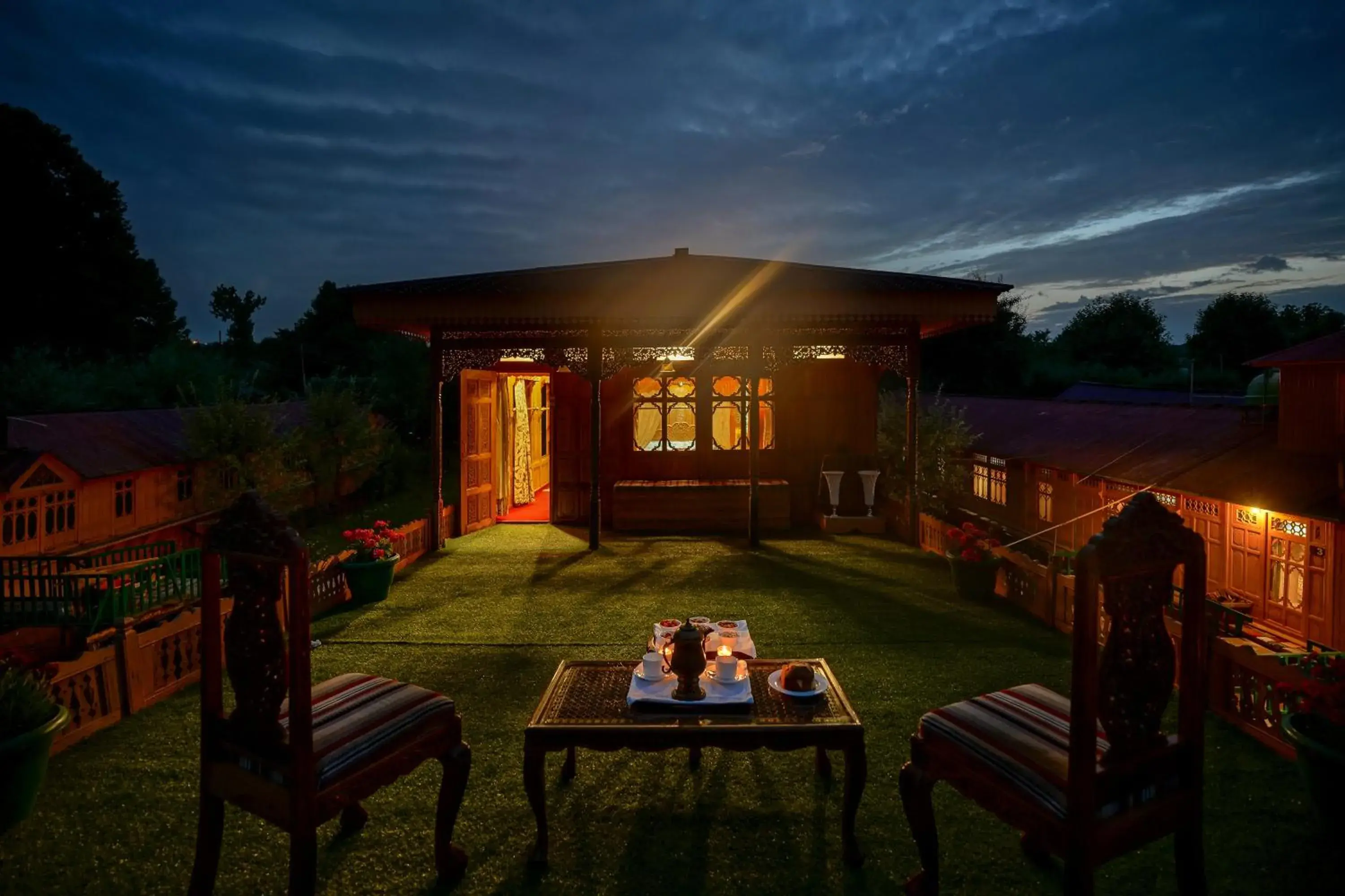 Restaurant/places to eat in WelcomHeritage Gurkha Houseboats Restaurant/places to eat in WelcomHeritage Gurkha Houseboats