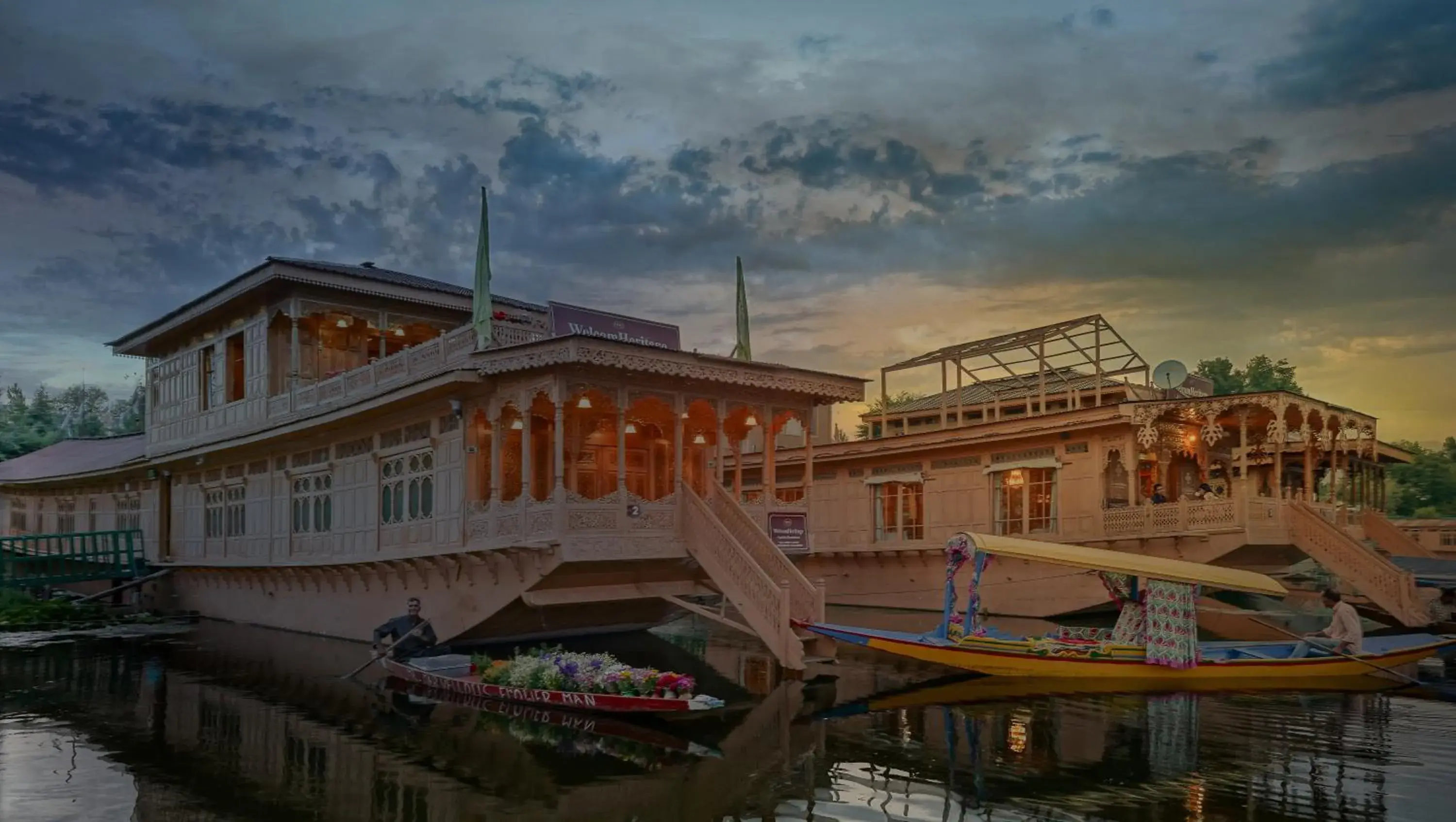 Property building in WelcomHeritage Gurkha Houseboats Property building in WelcomHeritage Gurkha Houseboats