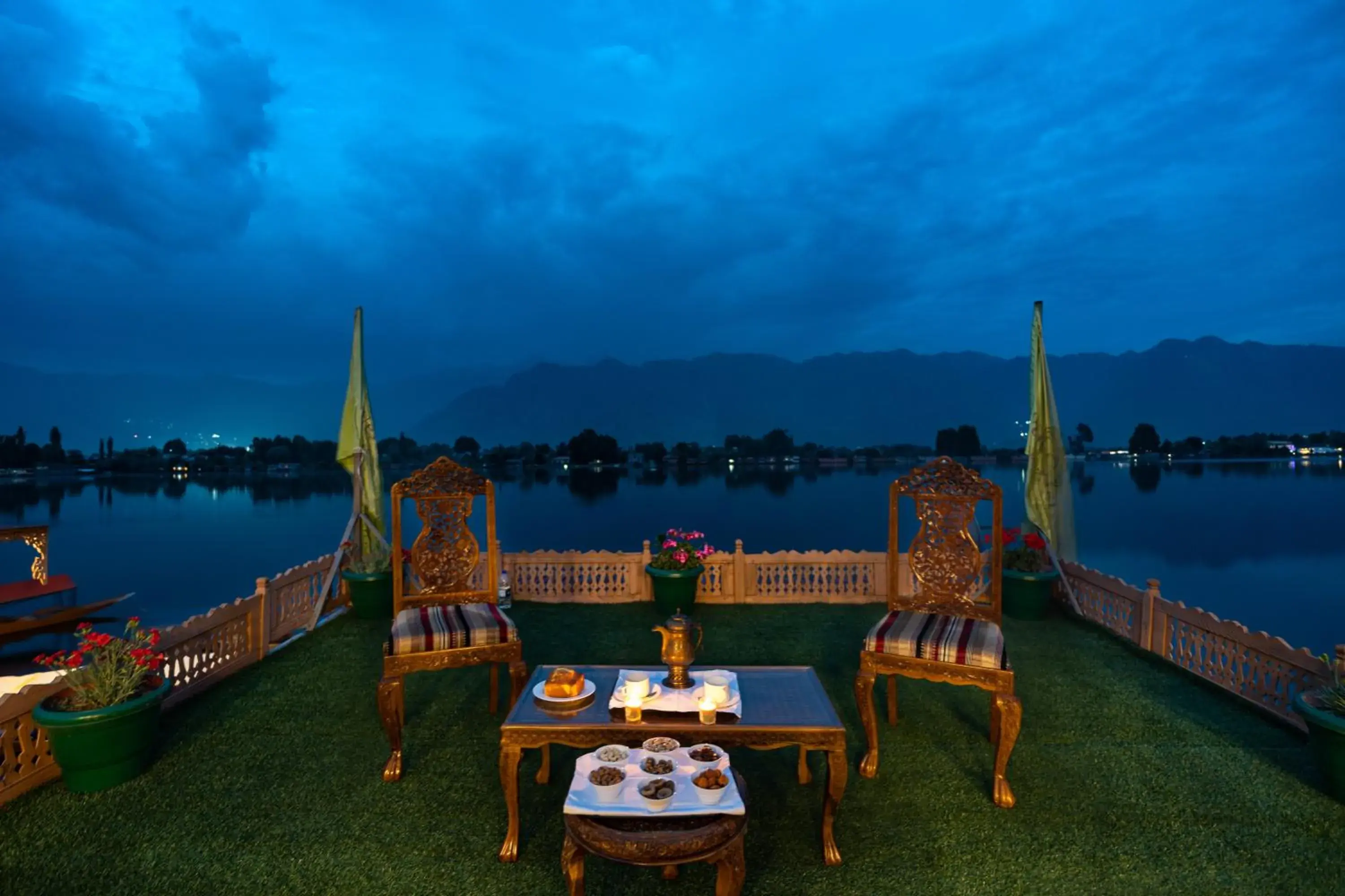 Restaurant/places to eat in WelcomHeritage Gurkha Houseboats Restaurant/places to eat in WelcomHeritage Gurkha Houseboats