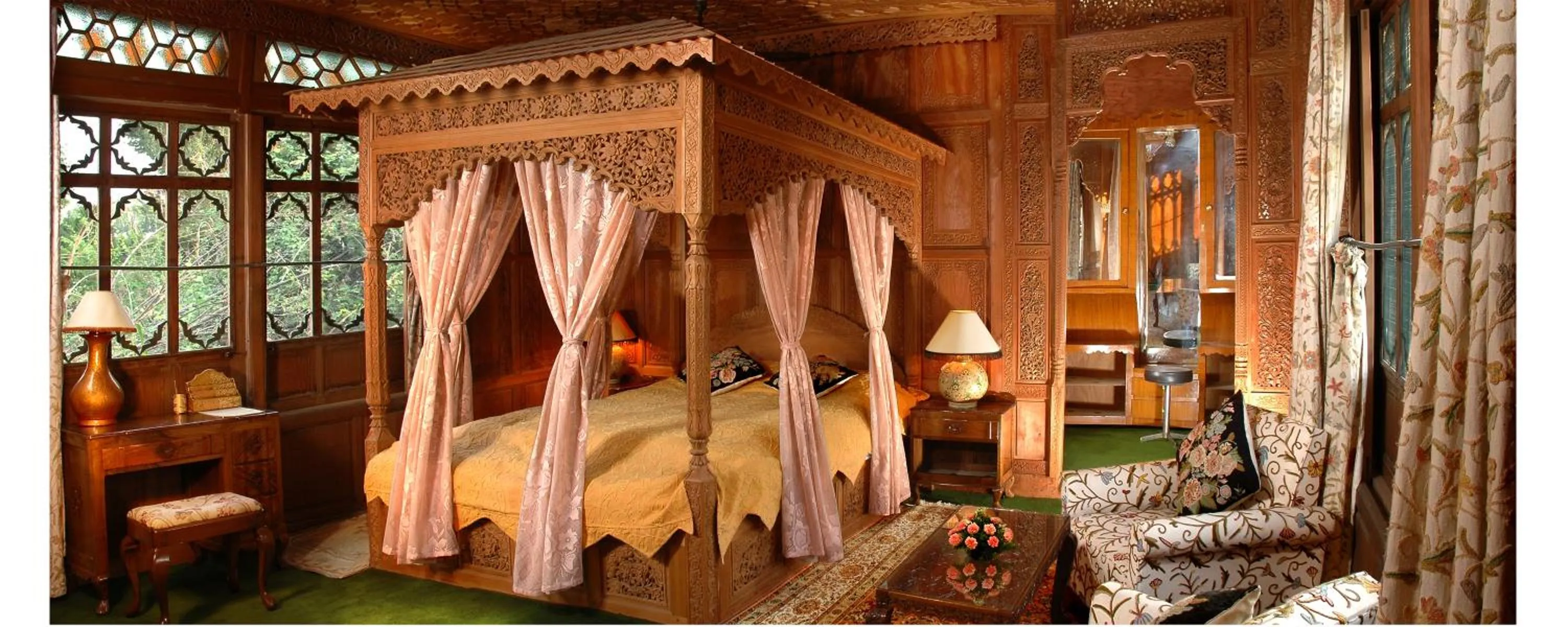 Photo of the whole room, Bed in WelcomHeritage Gurkha Houseboats