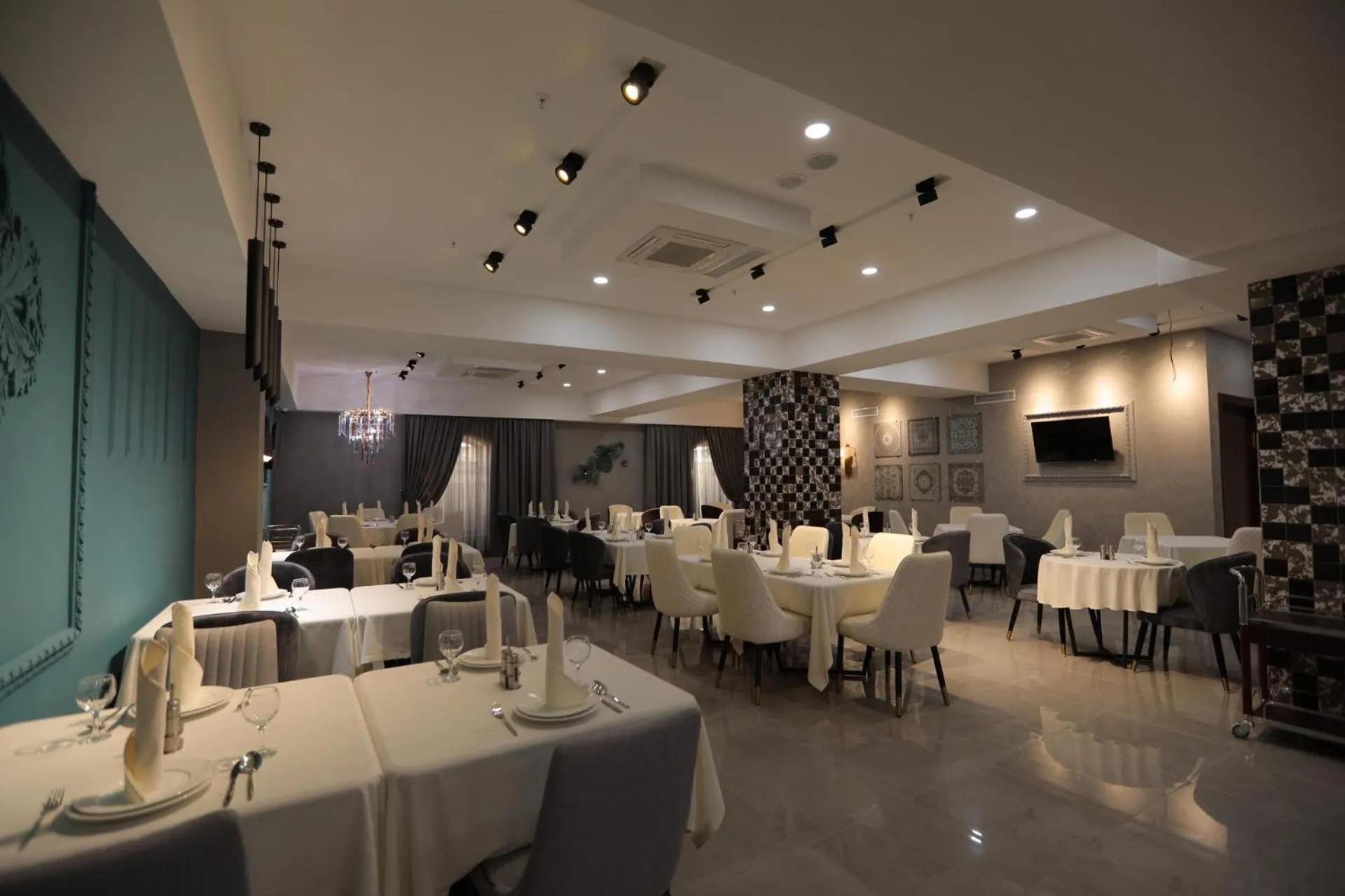 Restaurant/places to eat in Krokus Plaza