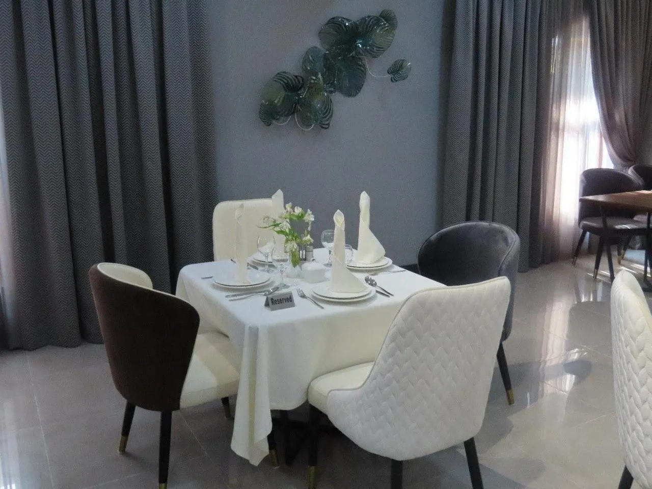 Restaurant/places to eat in Krokus Plaza