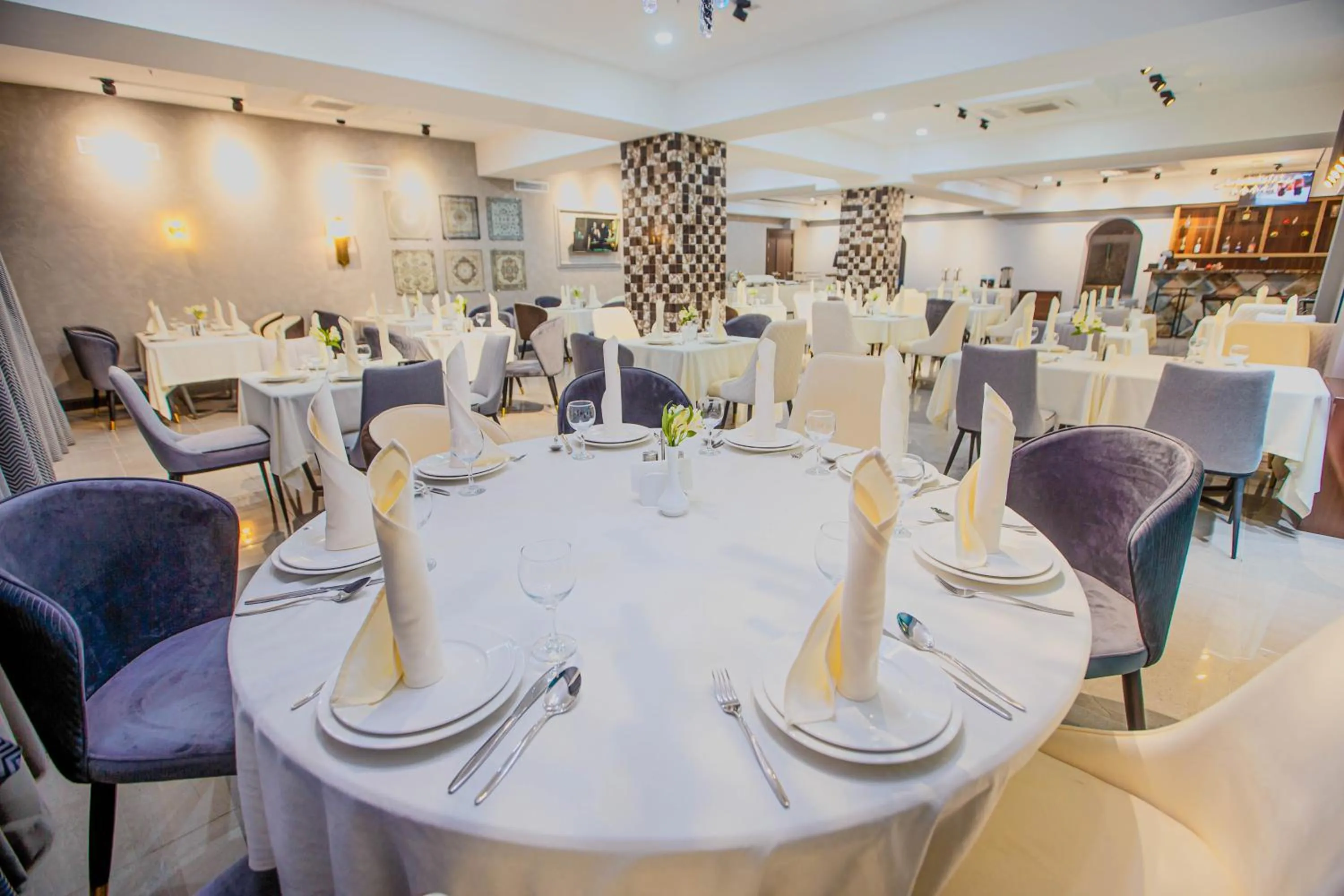 Restaurant/places to eat in Krokus Plaza