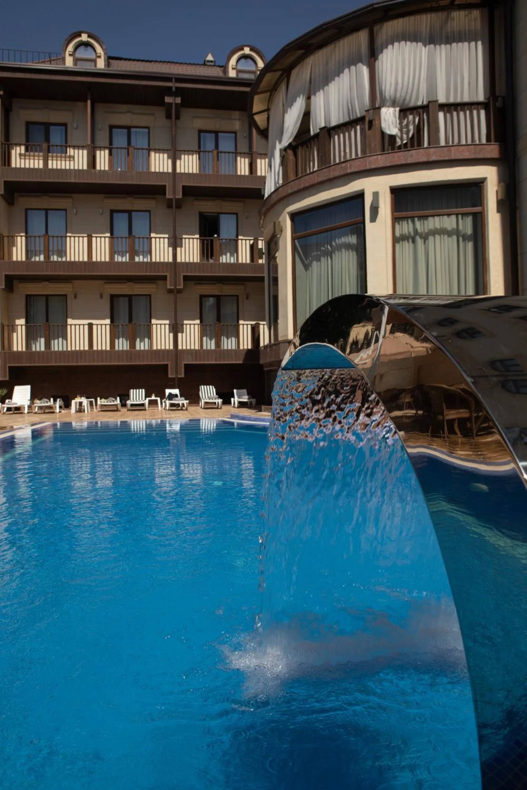 Swimming pool in Krokus Plaza