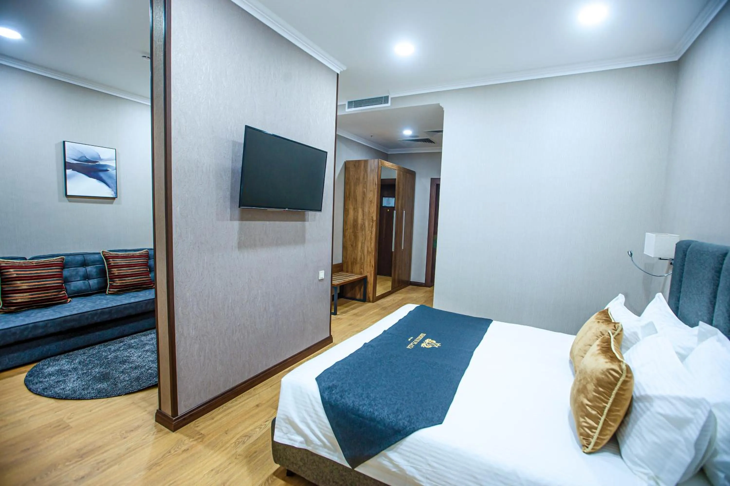 Communal lounge/ TV room, Bed in Krokus Plaza