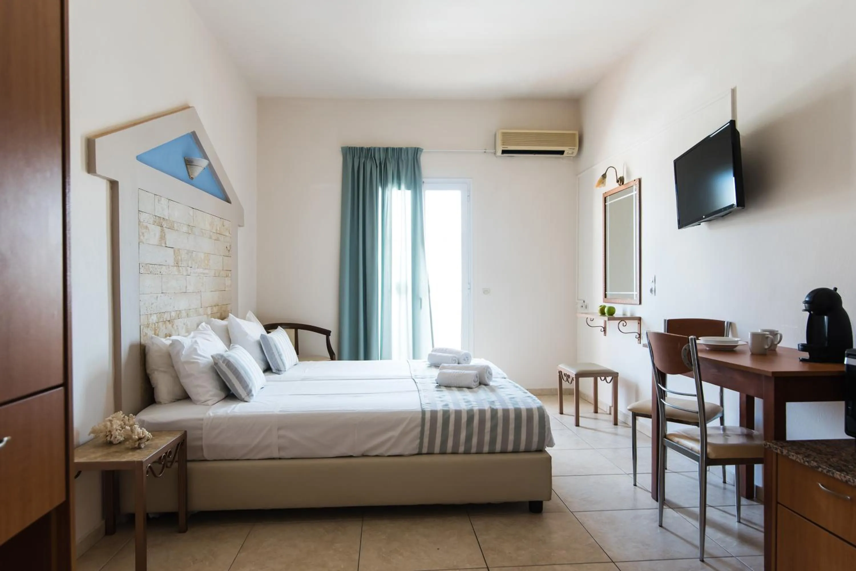 Photo of the whole room, Bed in Ilios 1 Central