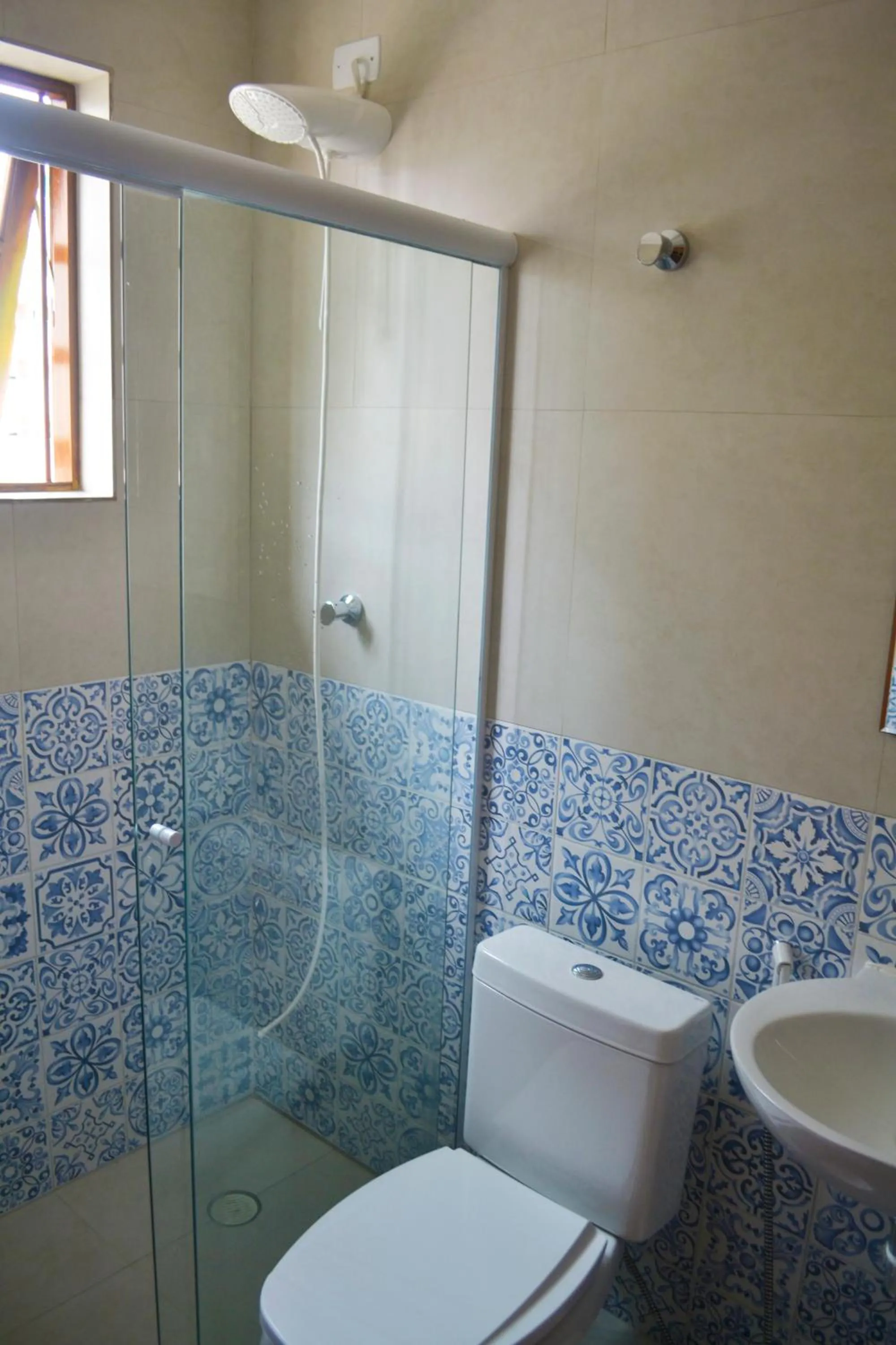 Toilet in Pousada Chilli Brasil