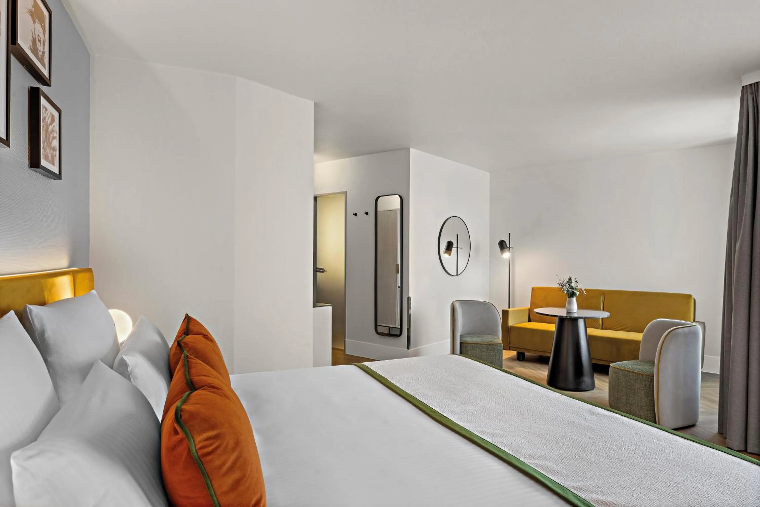 Bedroom, Bed in Leonardo Hotel Mainz