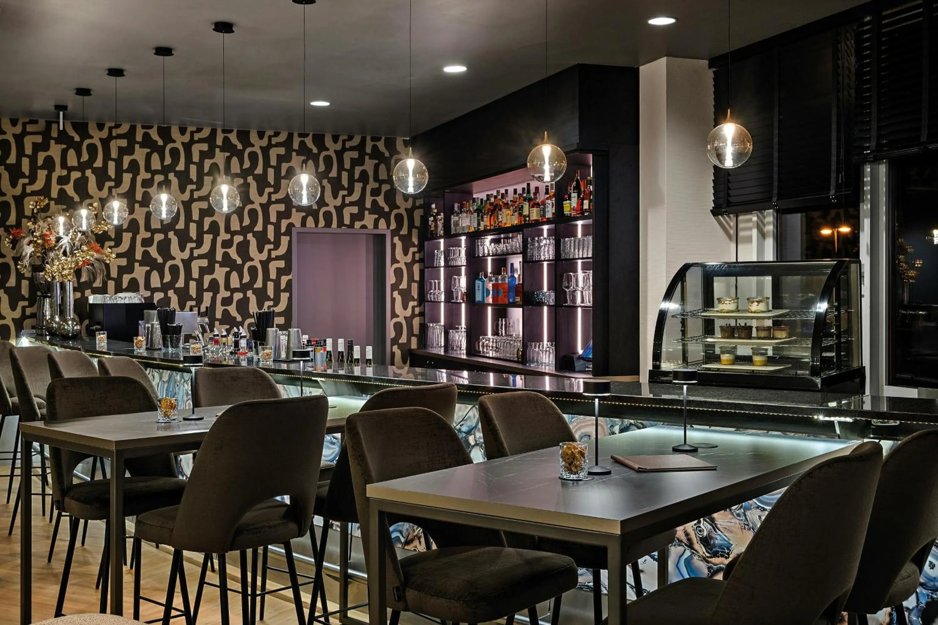 Lounge or bar in Leonardo Hotel Mainz
