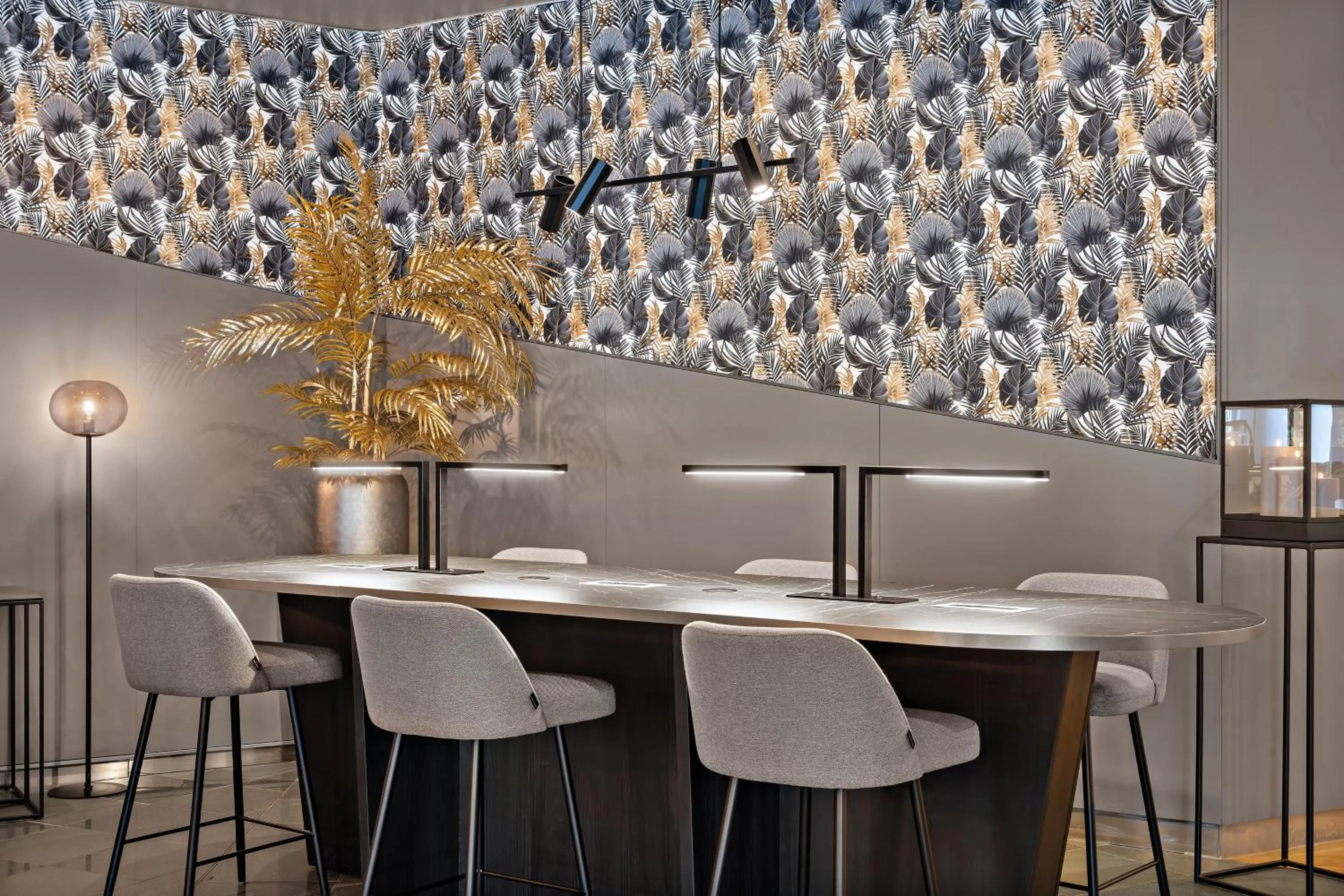 Lobby or reception in Leonardo Hotel Mainz