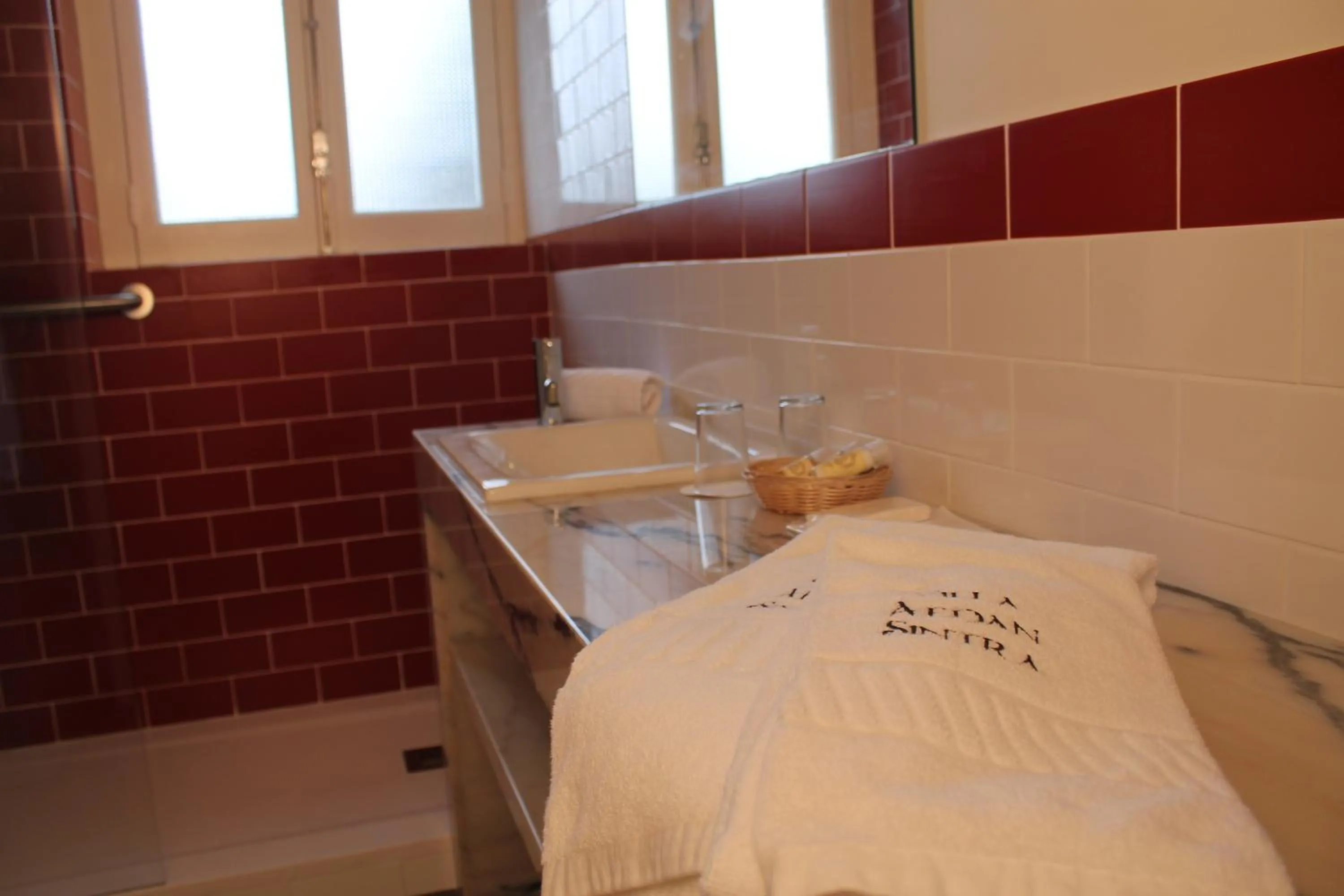 Bathroom, Bed in Villa Aedan Sintra