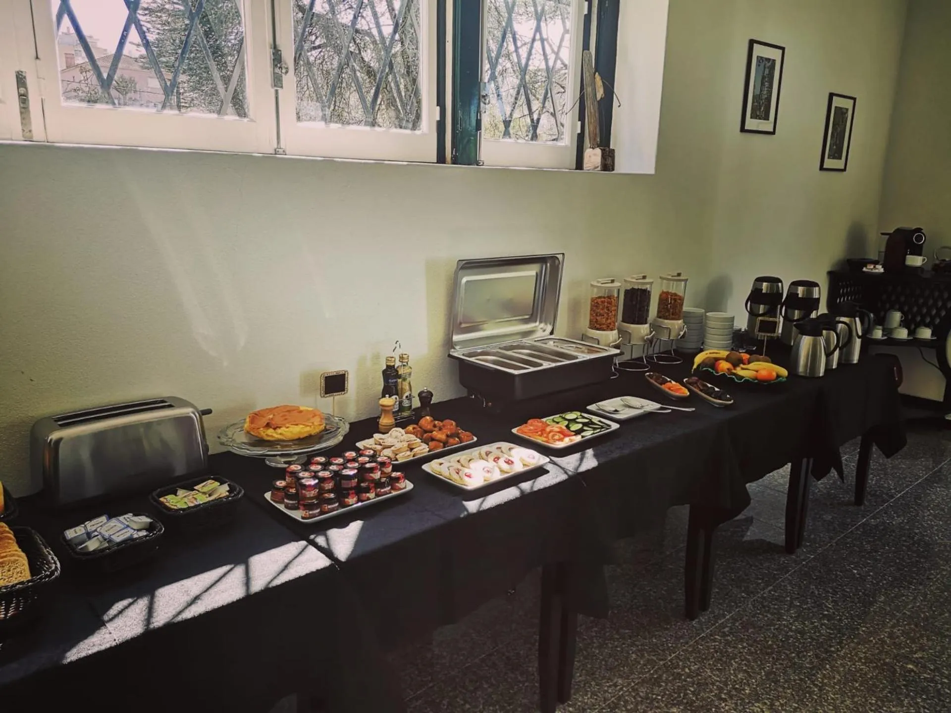 Buffet breakfast in Villa Aedan Sintra