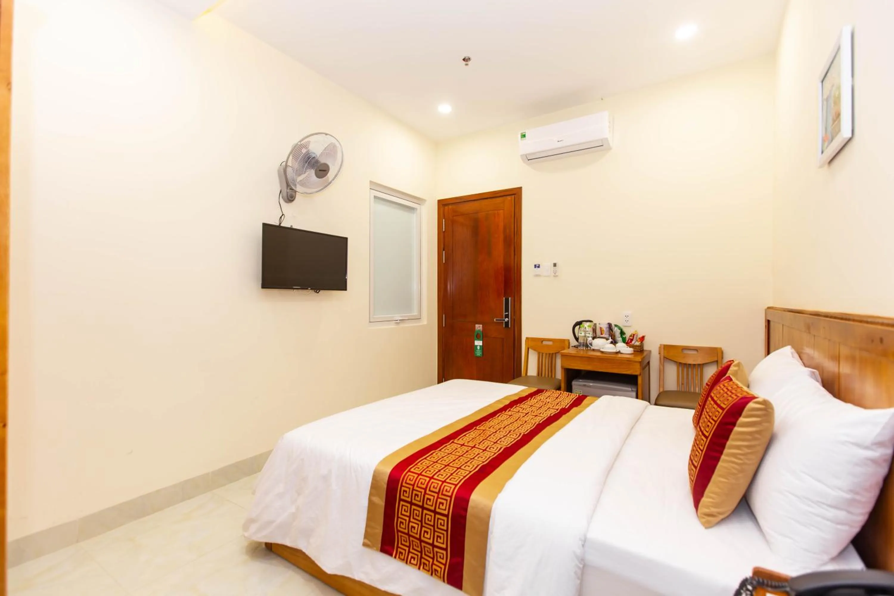 Photo of the whole room, Bed in Dong Do Airport Hotel