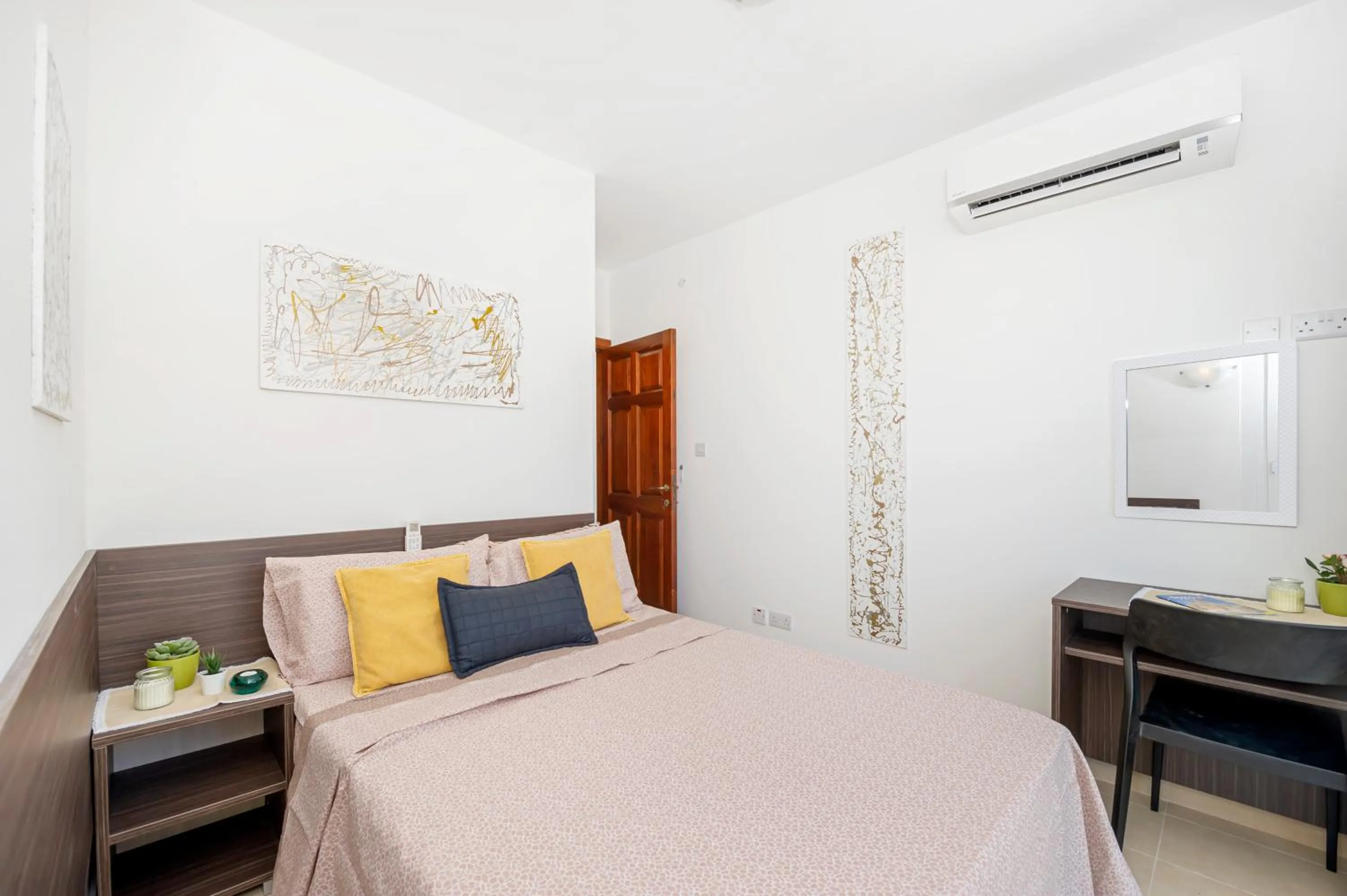Property building, Bed in Summer Breeze Apartment with panoramic terrace - by Getawaysmalta